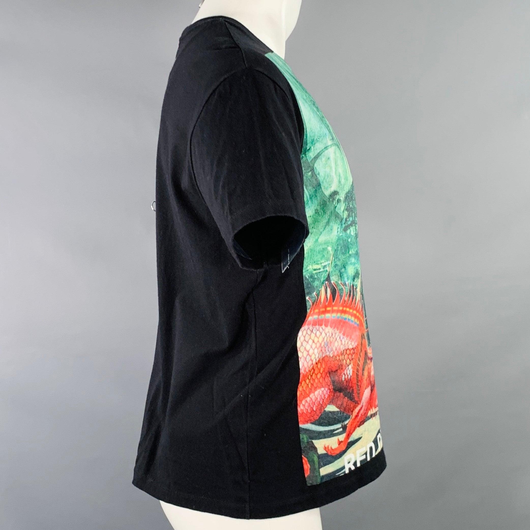 Noir VALENTINO 2019 Size S Black Green Red Dragon Graphic Cotton Crew Neck T-shirt en vente