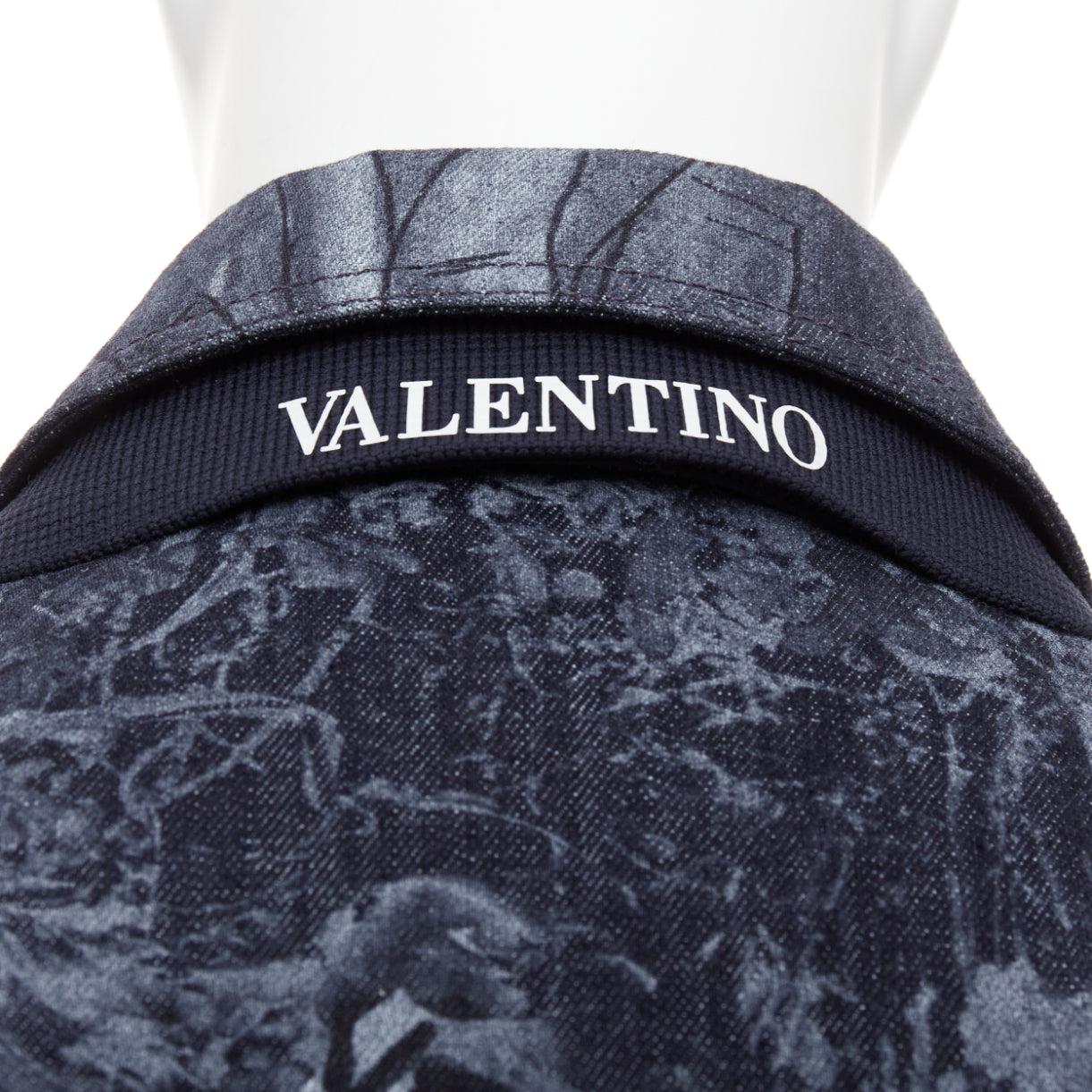 VALENTINO 2020 navy forest animal elephant monkey printed denim safari jacket IT48 M
Reference: TGAS/F00128
Brand: Valentino
Designer: Pier Paolo Piccioli
Collection: 2020
Material: Cotton
Color: Navy, White
Pattern: Animal Print
Closure: Snap