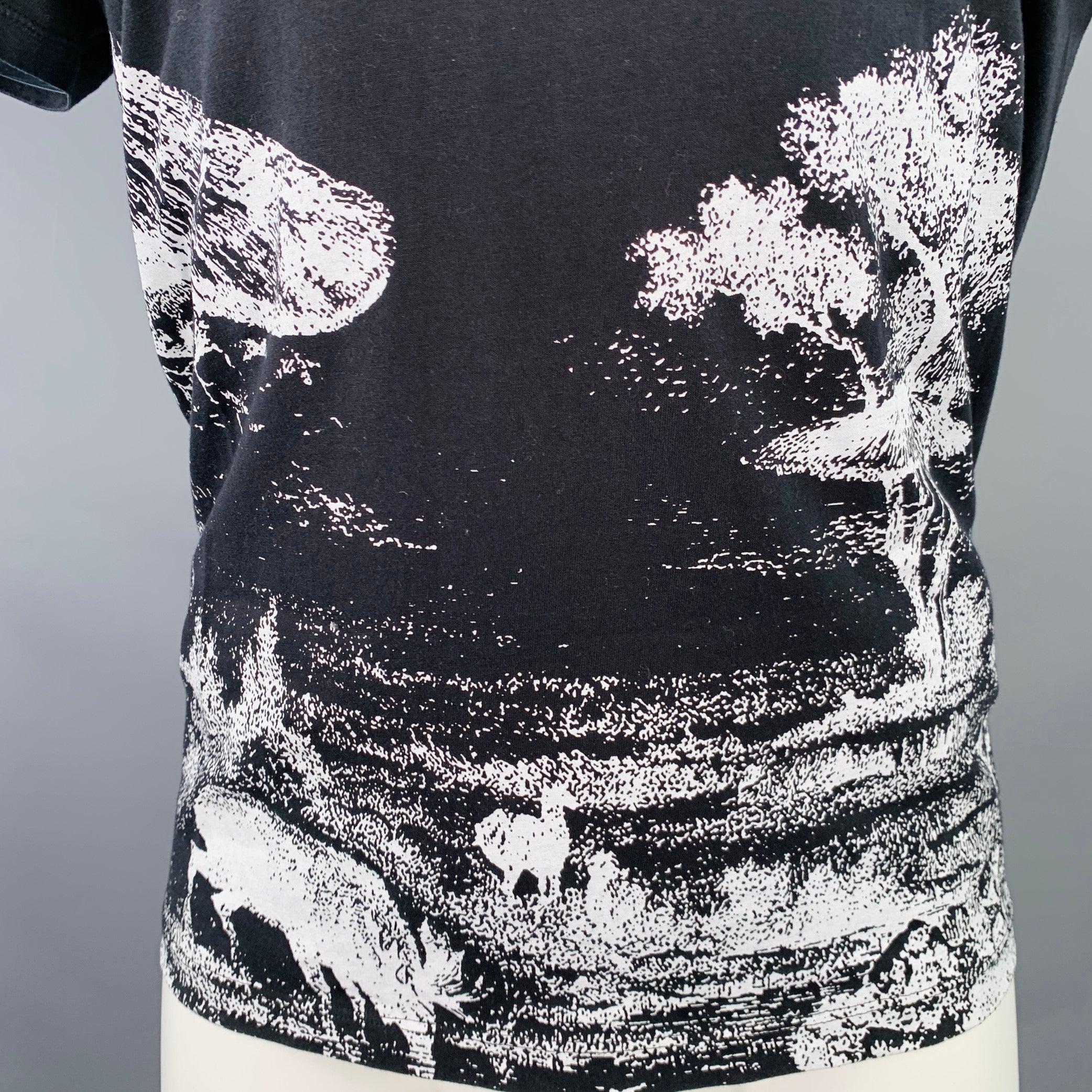 T-shirt VALENTINO 2020
en jersey de coton noir avec un imprimé graphique de paysage blanc avec des détails steampunk, des manches courtes et un col ras du cou.Fabriqué en Italie.Excellent état d'occasion.  

Marqué :   M 

Mesures : 
 
Épaule : 17