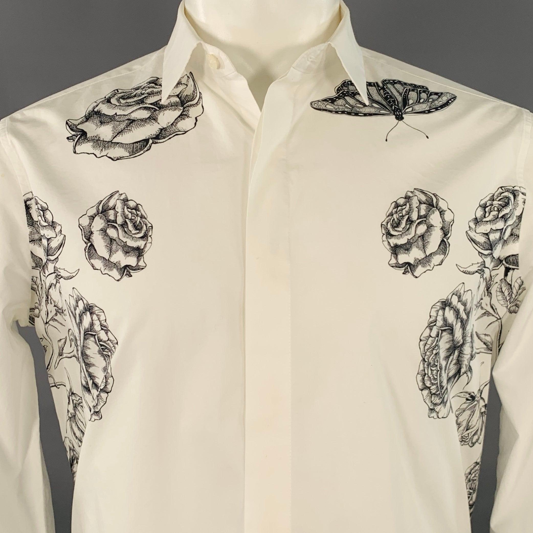 Chemise à manches longues Valentino 2021
en tissu de coton blanc, avec un imprimé floral noir et des papillons, un col large et une fermeture à boutons cachés. Excellent état d'origine. 

Marqué :   40/15.75 

Mesures : 
 
Épaule : 16 pouces