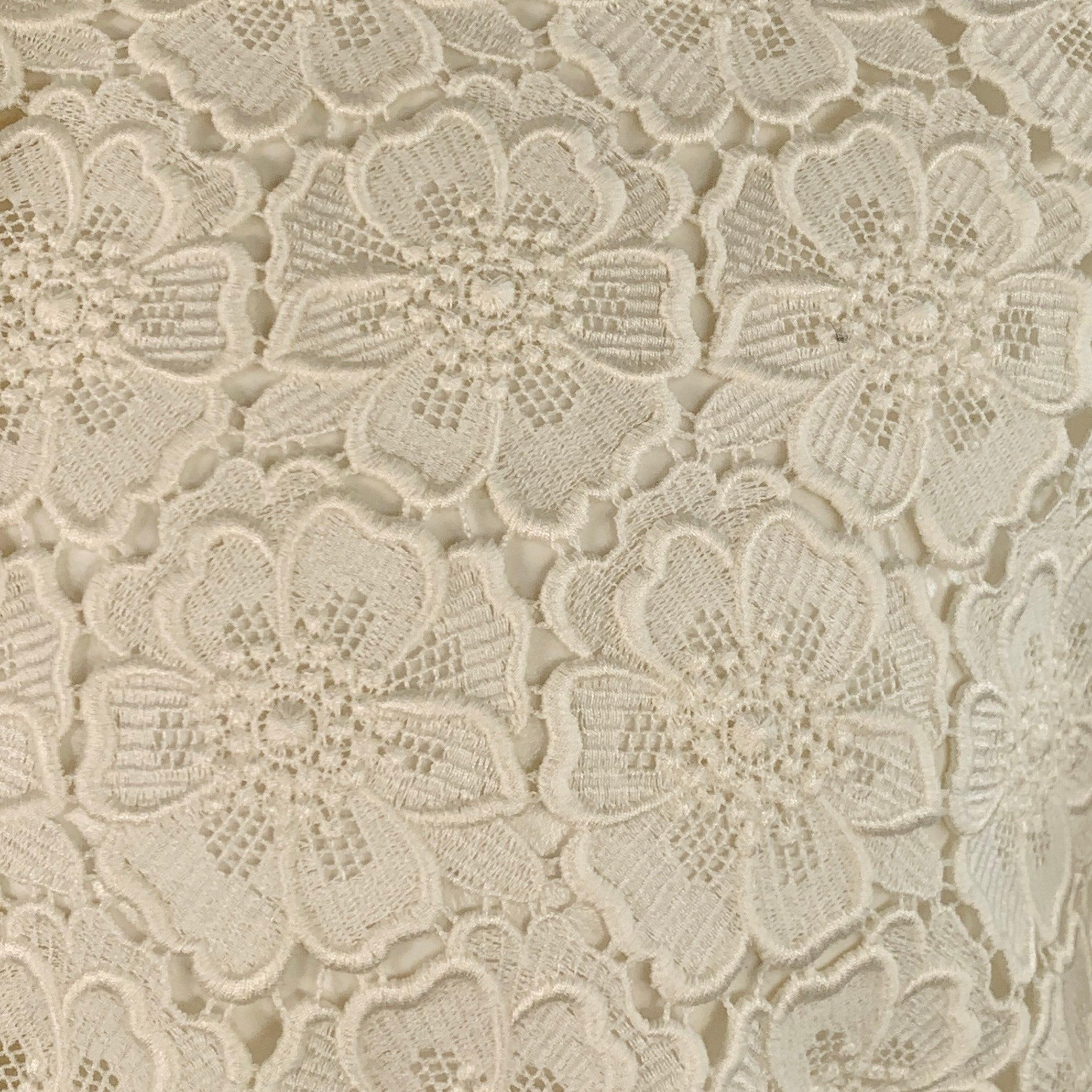 Chemise à manches courtes VALENTINO 2021
en coton blanc mélangé extensible, avec un motif de dentelle florale appliqué sur tout le corps, un col large et une fermeture à boutons cachés. Fabriqué en Italie. Excellent état. 

Marqué :   40/15.75