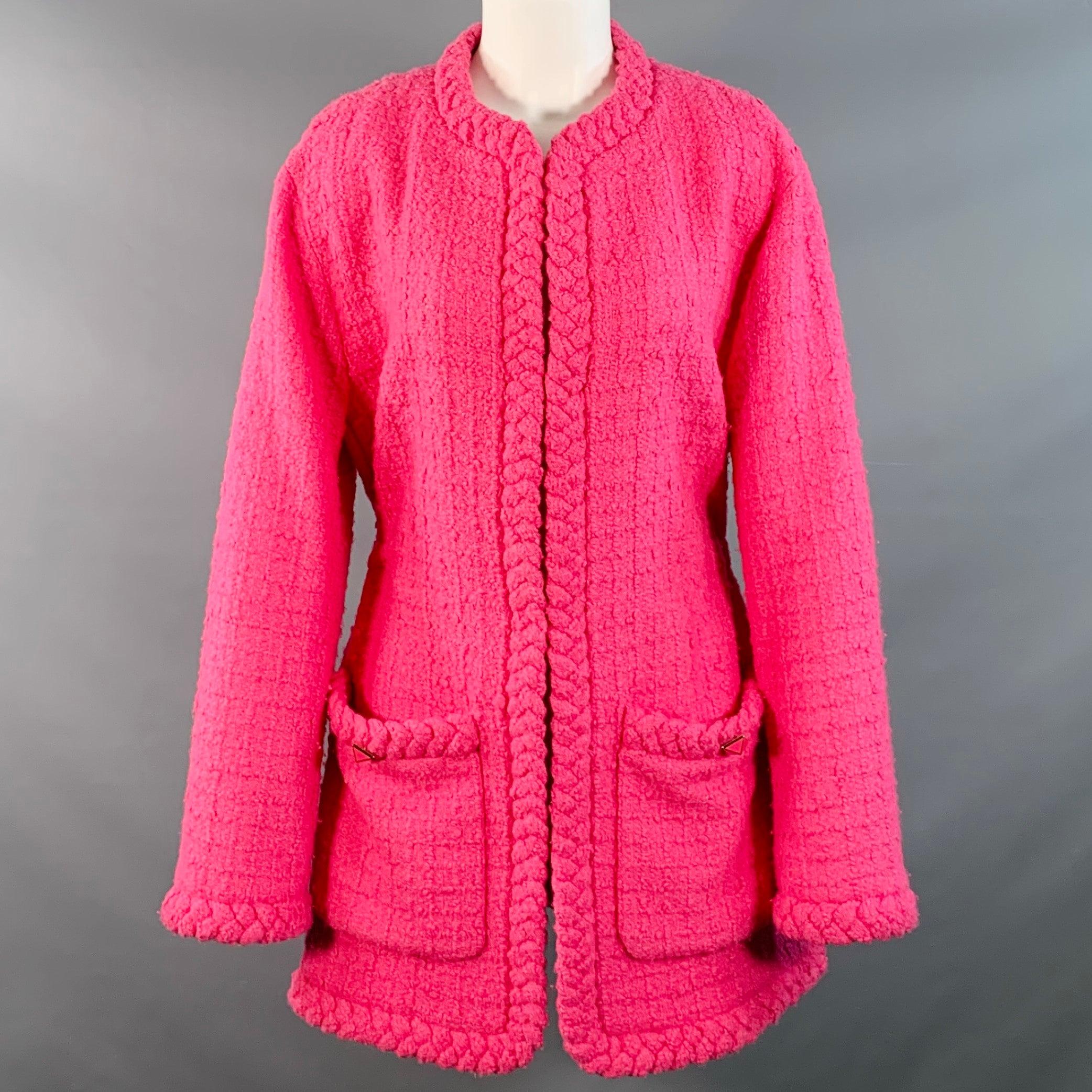 VALENTINO 2021 Jacke
aus rosa Woll-Seiden-Tweed mit kragenlosem Schnitt, zwei aufgesetzten Taschen mit Rockstud-Akzenten und Haken-Ösen-Verschluss. Die Form kann mit dem inneren Taillenkordelzug angepasst werden. Hergestellt in Italien, guter