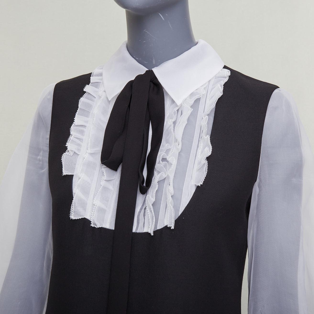 Valentino 2022 Crepe Couture noir blanc laine soie volantée col cravate mini robe IT38 XS
Référence : AAWC/A01443
Marque : Valentino
Designer : Pier Paolo Piccioli
Collectional : 2022
MATERIAL : Laine vierge, soie
Couleur : Noir, Whiting
Motif :