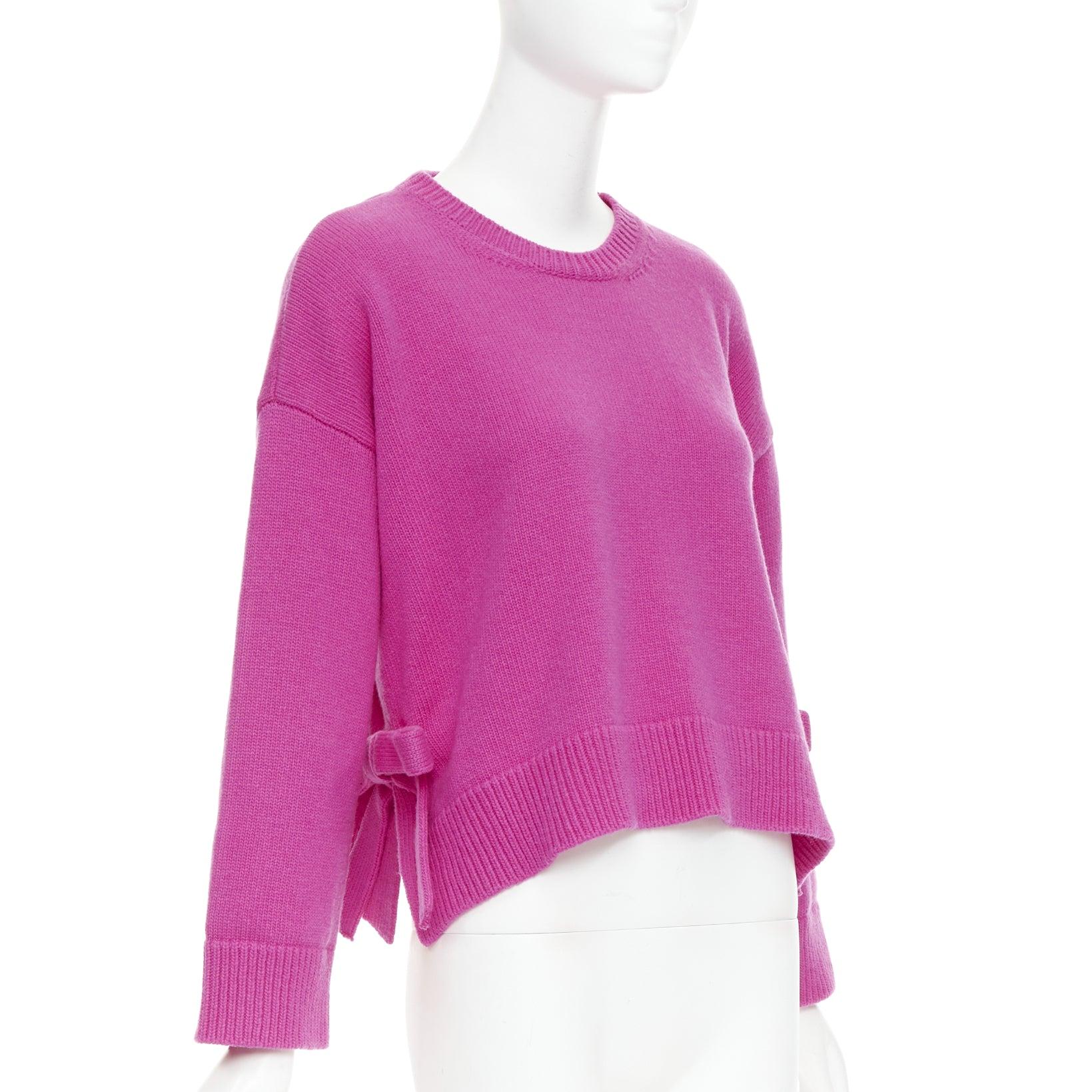 VALENTINO 2022 Pier Paolo Piccioli pink bow virgin wool boxy sweater XS
Reference: AAWC/A01418
Brand: Valentino
Designer: Pier Paolo Piccioli
Collection: 2022
Material: Virgin Wool
Color: Pink
Pattern: Solid
Closure: Pullover
Extra Details: Knit