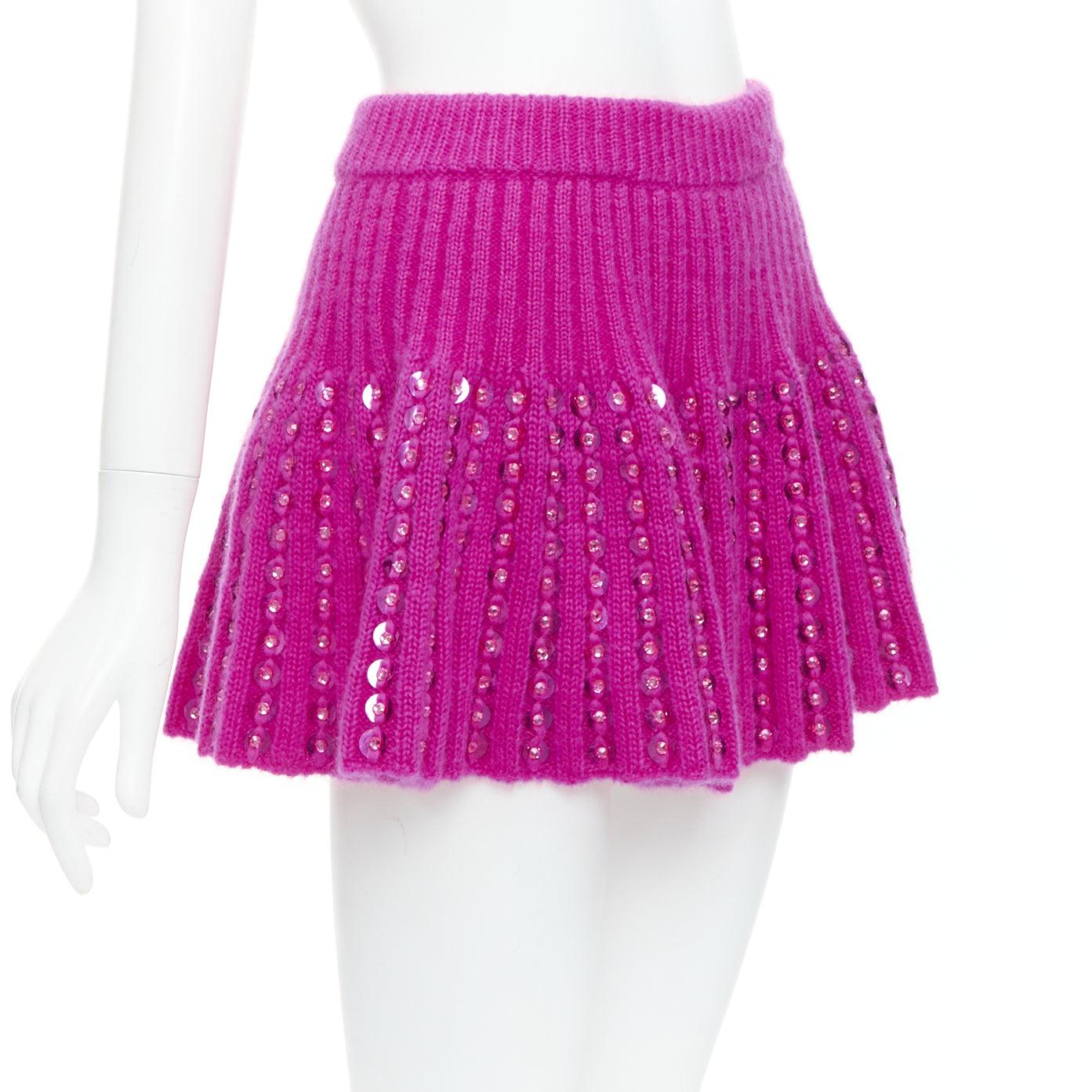 Rose VALENTINO 2022 Runway PP Mini jupe évasée en maille ornée de strass roses en vente