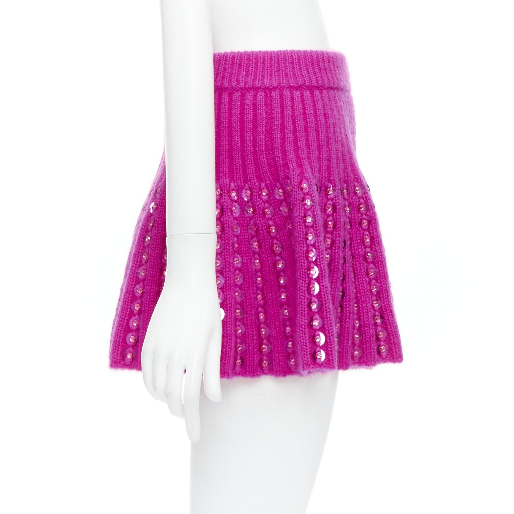 VALENTINO 2022 Runway PP Mini jupe évasée en maille ornée de strass roses Pour femmes en vente