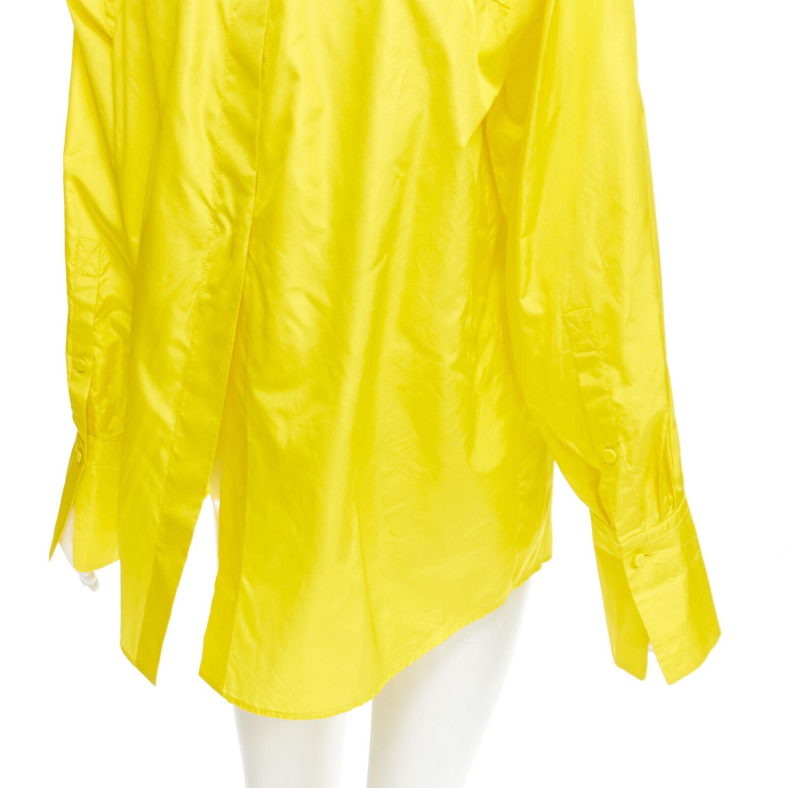 VALENTINO 2022 Runway yellow silk taffeta back slit boxy oversized shirt IT38 XS
Reference: AAWC/A00269
Brand: Valentino
Designer: Pier Paolo Piccioli
Collection: 2022 - Similar design on the Runway
Material: 100% Silk
Color: Yellow
Pattern: