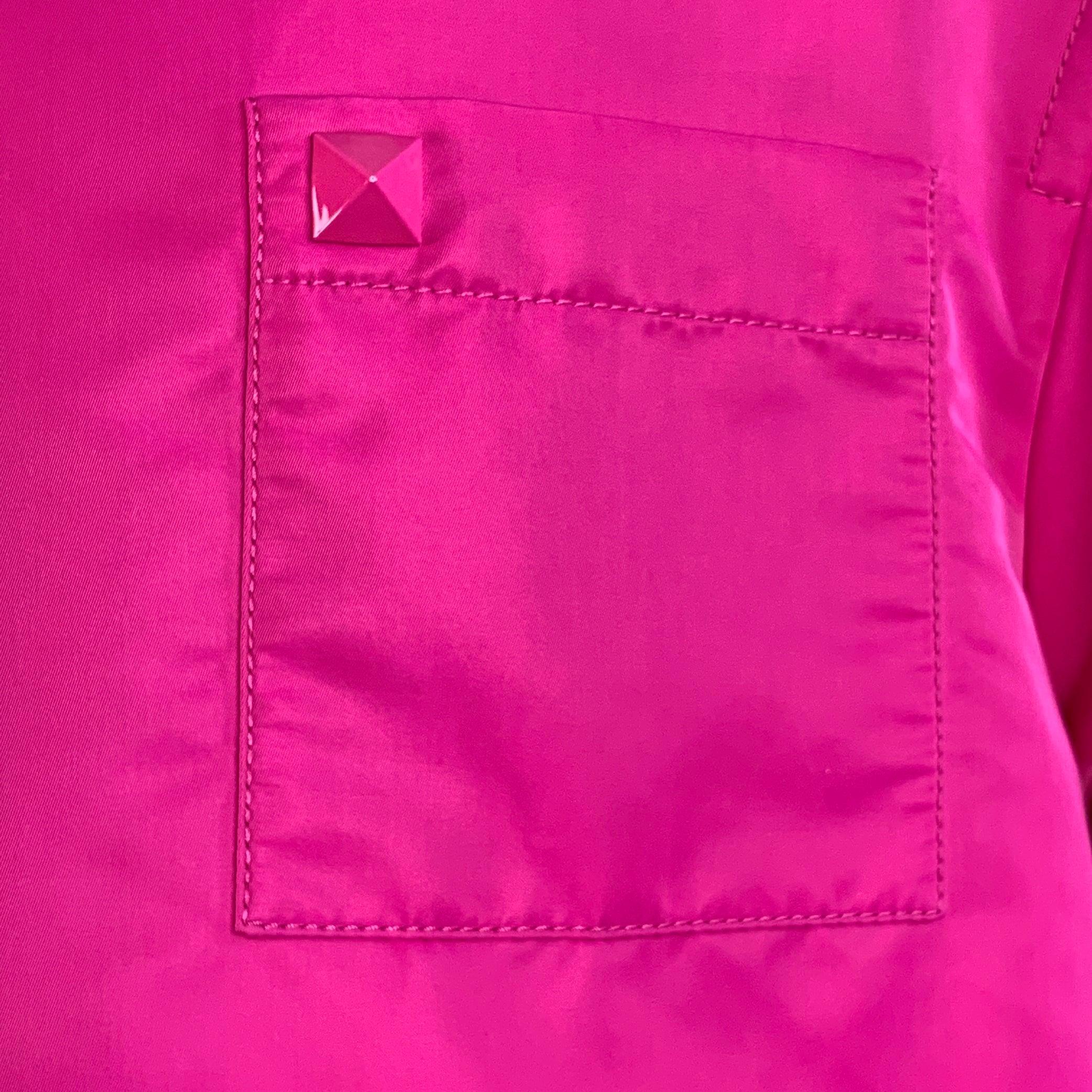Pull-over VALENTINO 2022
en polyamide rose fuchsia, avec une coupe oversize, une poche ornée de Rockstud, un col ras du cou et une fermeture éclair sur l'épaule.Excellent état d'occasion. 

Marqué :   L 

Mesures : 
 
Épaule : 24.5 pouces Poitrine :