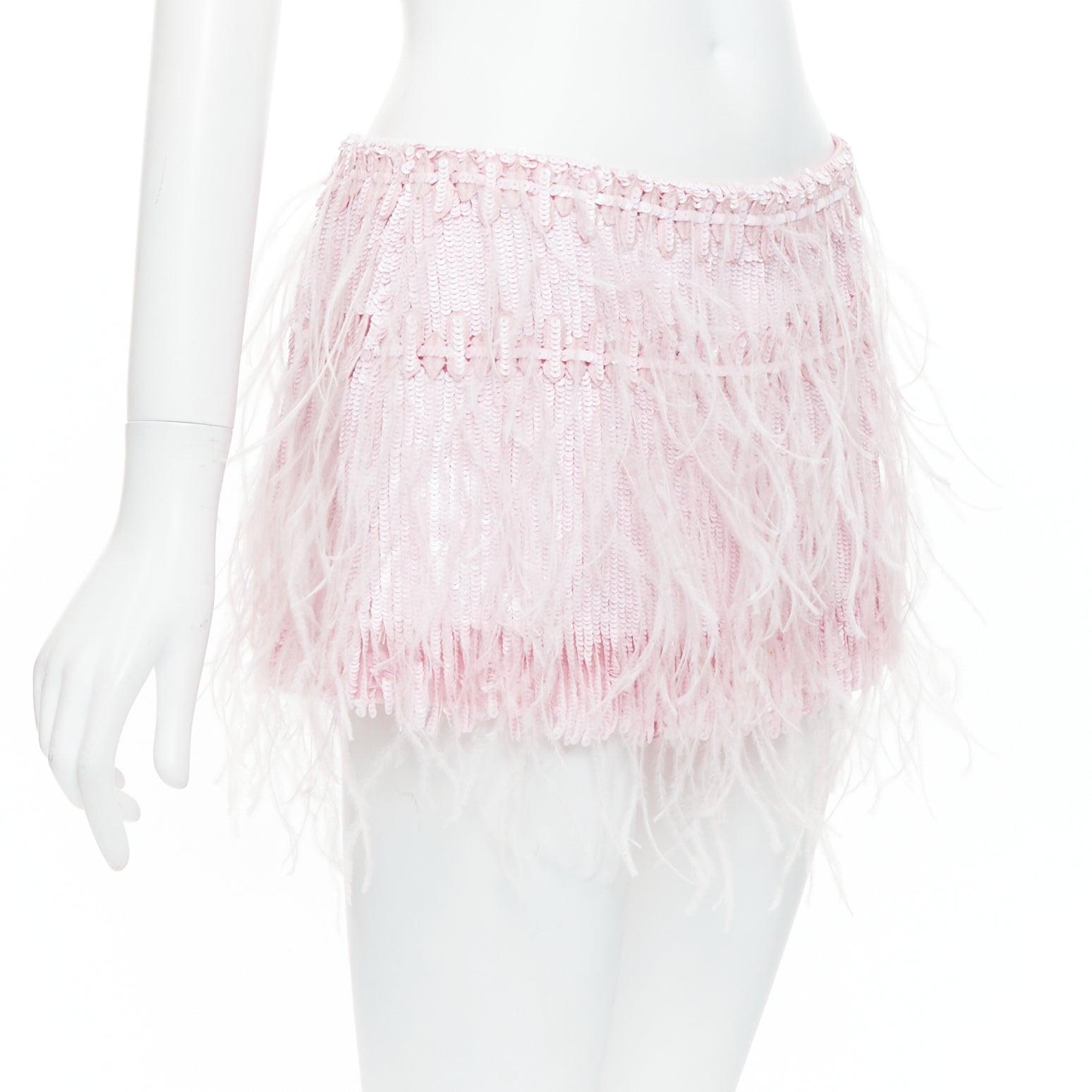 Gris VALENTINO 2023 mini-jupe rose pâle en soie à sequins et plumes d'autruche IT40 S en vente