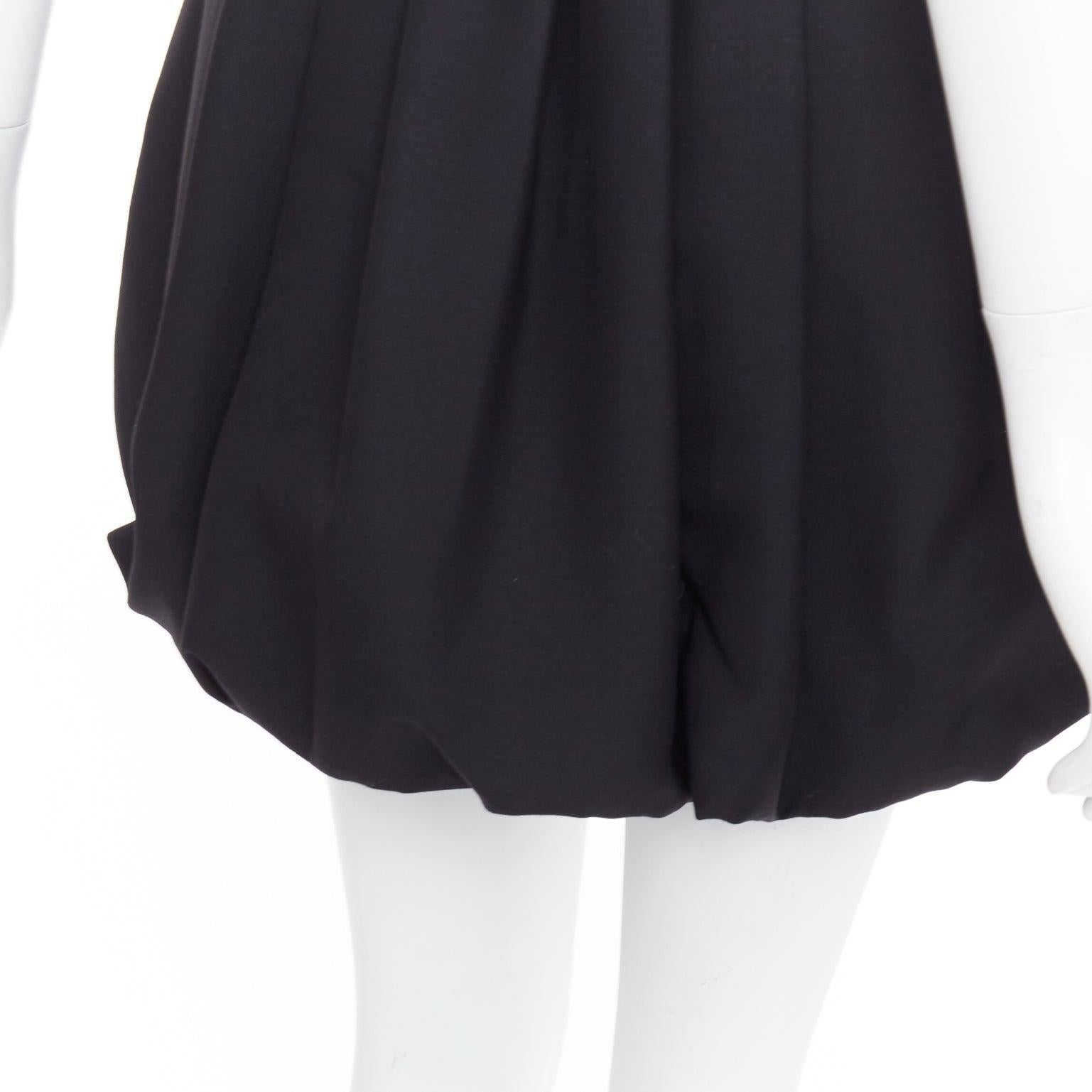 VALENTINO 2023, jupe à bulles en crêpe de soie couture noire taille IT 38 XS
Référence : AAWC/A01401
Marque : Valentino
Designer : Pier Paolo Piccioli
Collectional : 2023
MATERIAL : Laine vierge, soie
Couleur : Noir
Motif : Solide
Fermeture :