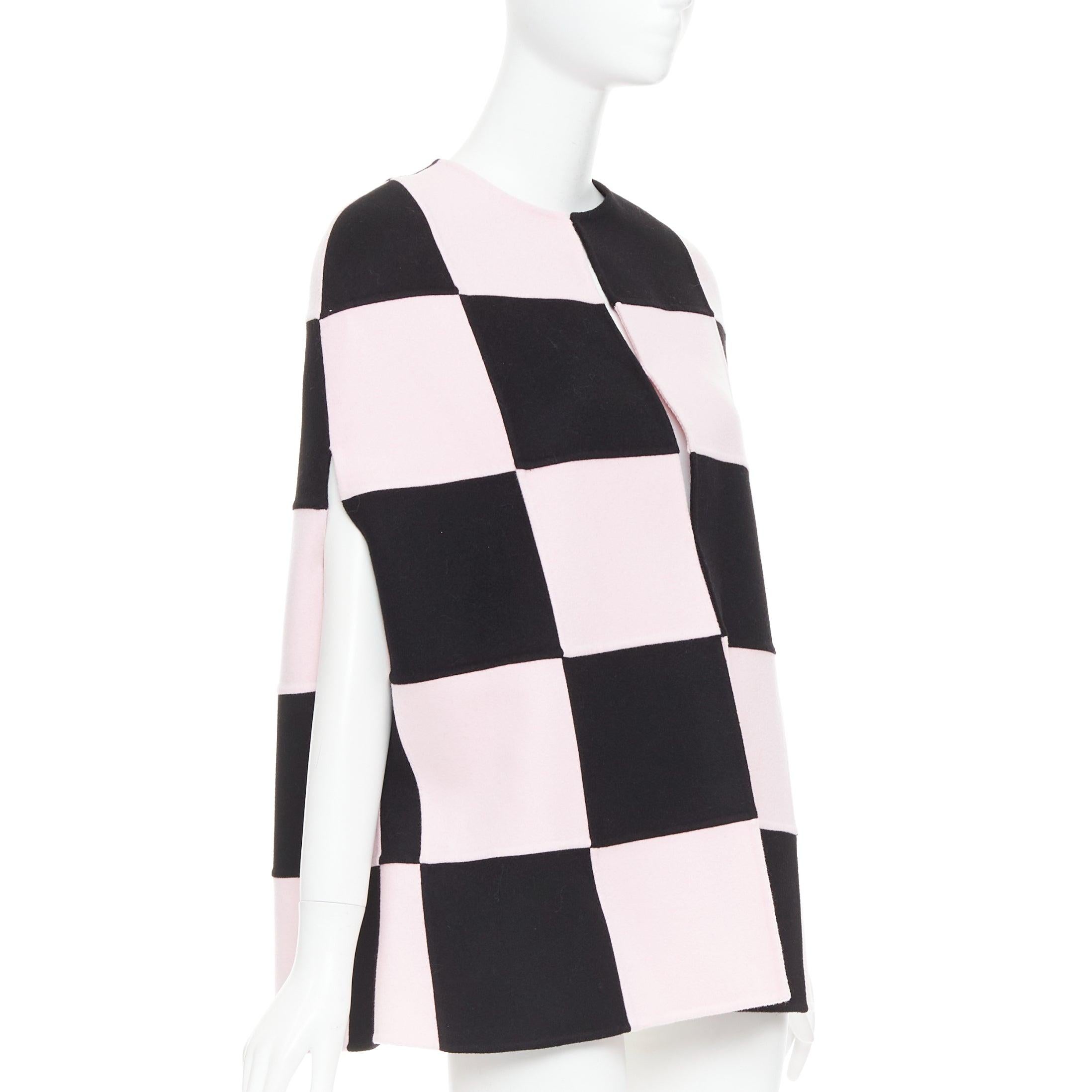 VALENTINO 2023 negro rosa cuadros lana cachemira capa abrigo IT36 XXS
Referencia: AAWC/A01438
Marca Valentino
Diseñador: Pier Paolo Piccioli
Colección: 2023
Material: Lana virgen, cachemira
Color: negro, rosa
Patrón: A cuadros
Cierre: Gancho y