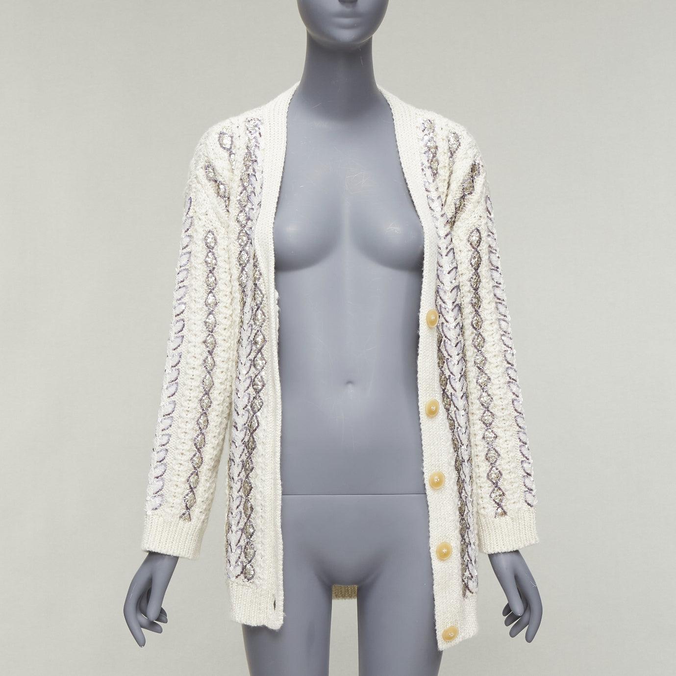 VALENTINO 2023 cream silver wool sequin logo embellished cardigan IT36 S
Reference: AAWC/A00622
Brand: Valentino
Designer: Pier Paolo Piccioli
Collection: 2023
Material: Wool, Blend
Color: Cream, Silver
Pattern: Sequins
Closure: Button
Extra