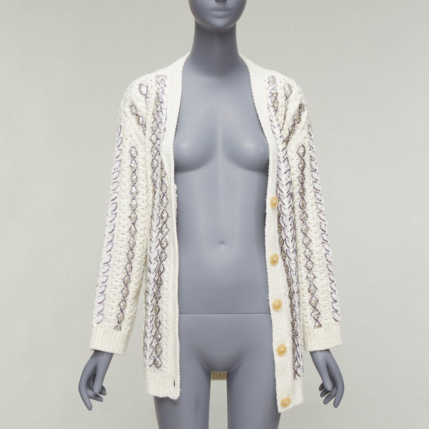 VALENTINO 2023 - Cardigan en laine crème argenté orné du logo à sequins IT36 S
Référence : AAWC/A00622
Marque : Valentino
Designer : Pier Paolo Piccioli
Collectional : 2023
MATERIAL : Laine, mélange
Couleur : Crème, Argent
Motif :