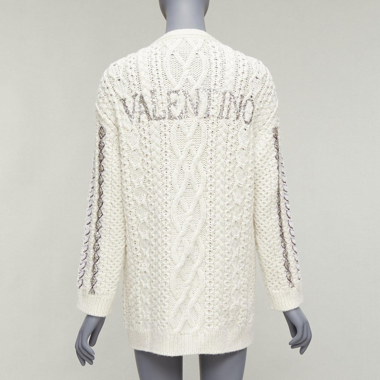 VALENTINO 2023 - Cardigan en laine crème argenté orné du logo à sequins IT36 S en vente 2