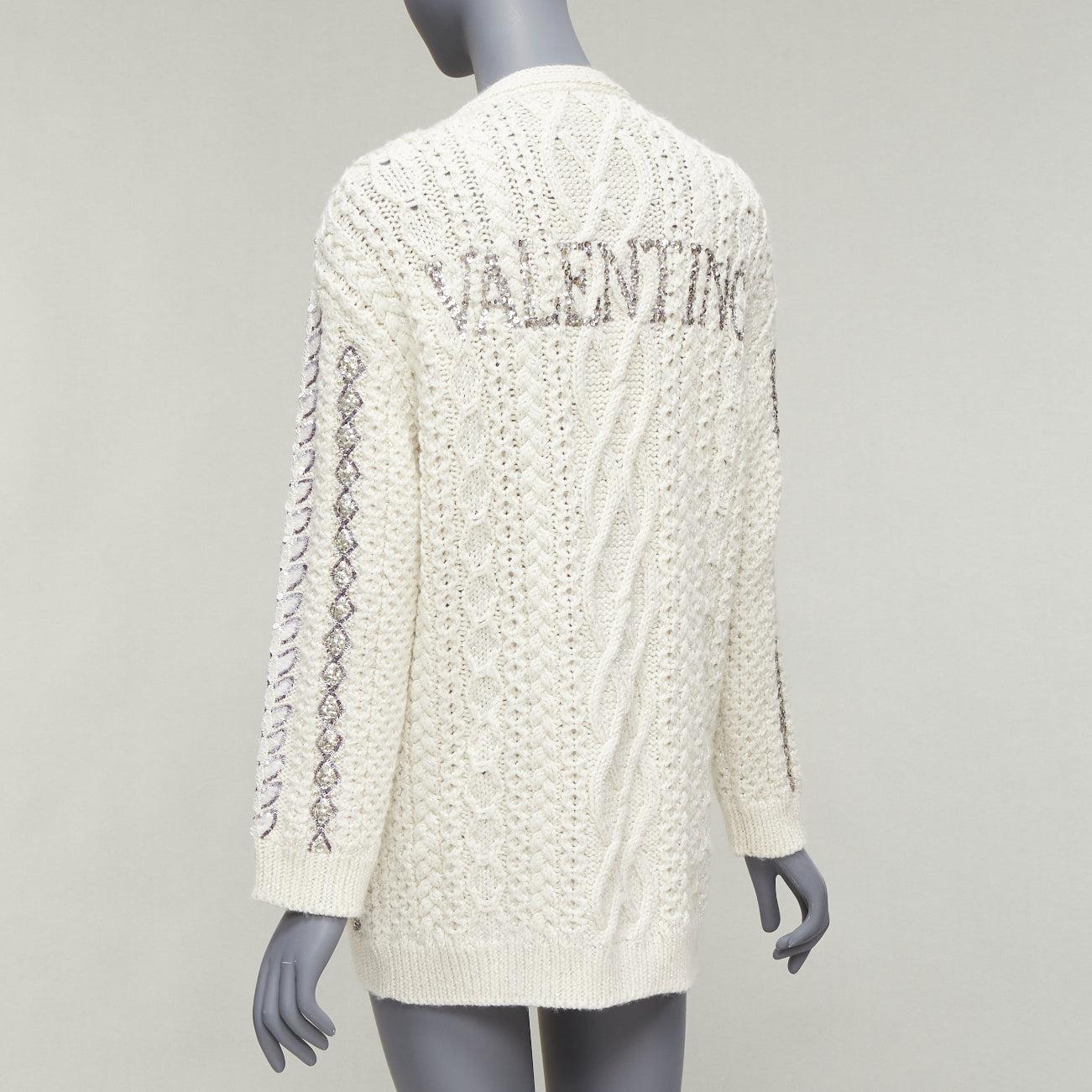 VALENTINO 2023 - Cardigan en laine crème argenté orné du logo à sequins IT36 S en vente 3