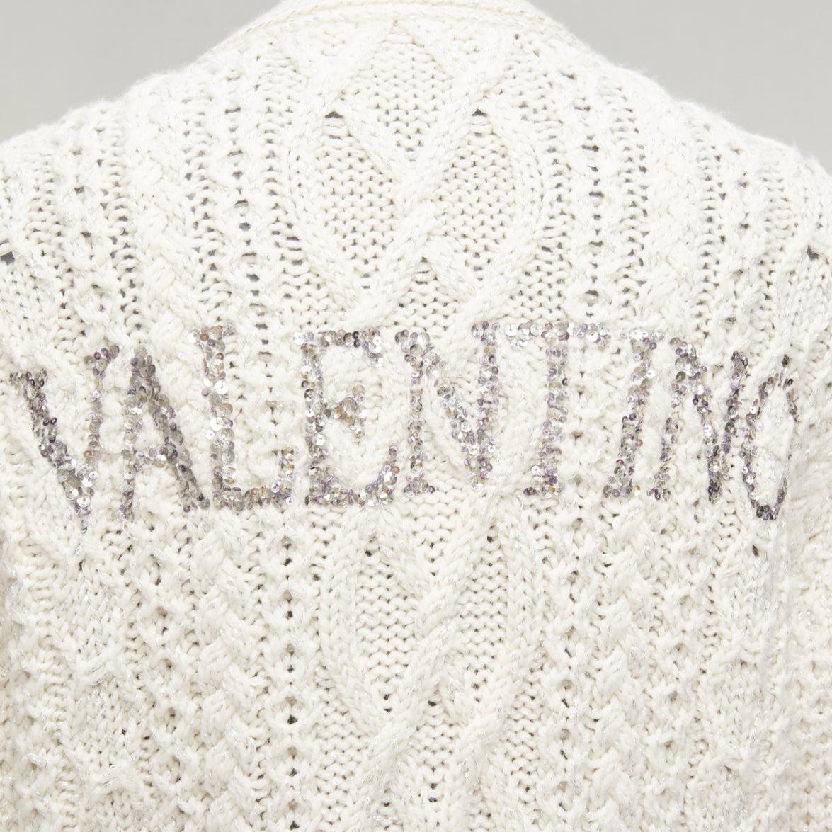 VALENTINO 2023 - Cardigan en laine crème argenté orné du logo à sequins IT36 S en vente 4