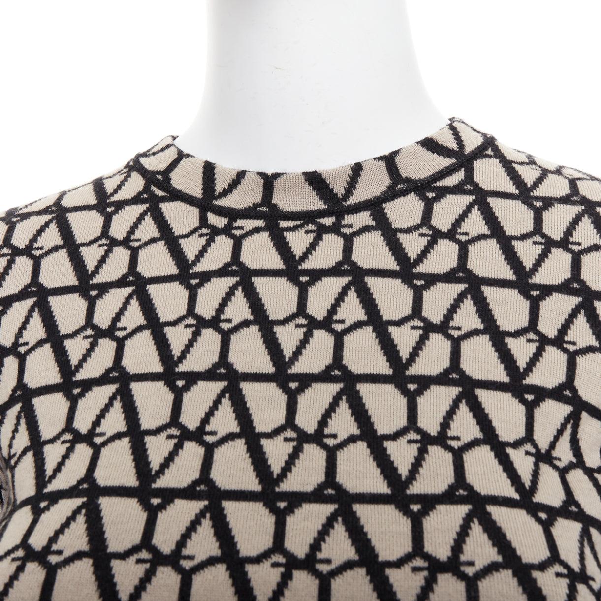 Valentino 2023 Toile Iconographe beige nero 100% lana maglione crop top S
Riferimento: AAWC/A01414
Marchio: Valentino
Collection'S: Toile Iconographe
Materiale: Lana vergine
Colore: Beige, Nero
Modello: Monogramma
Chiusura: Pullover
Dettagli extra: