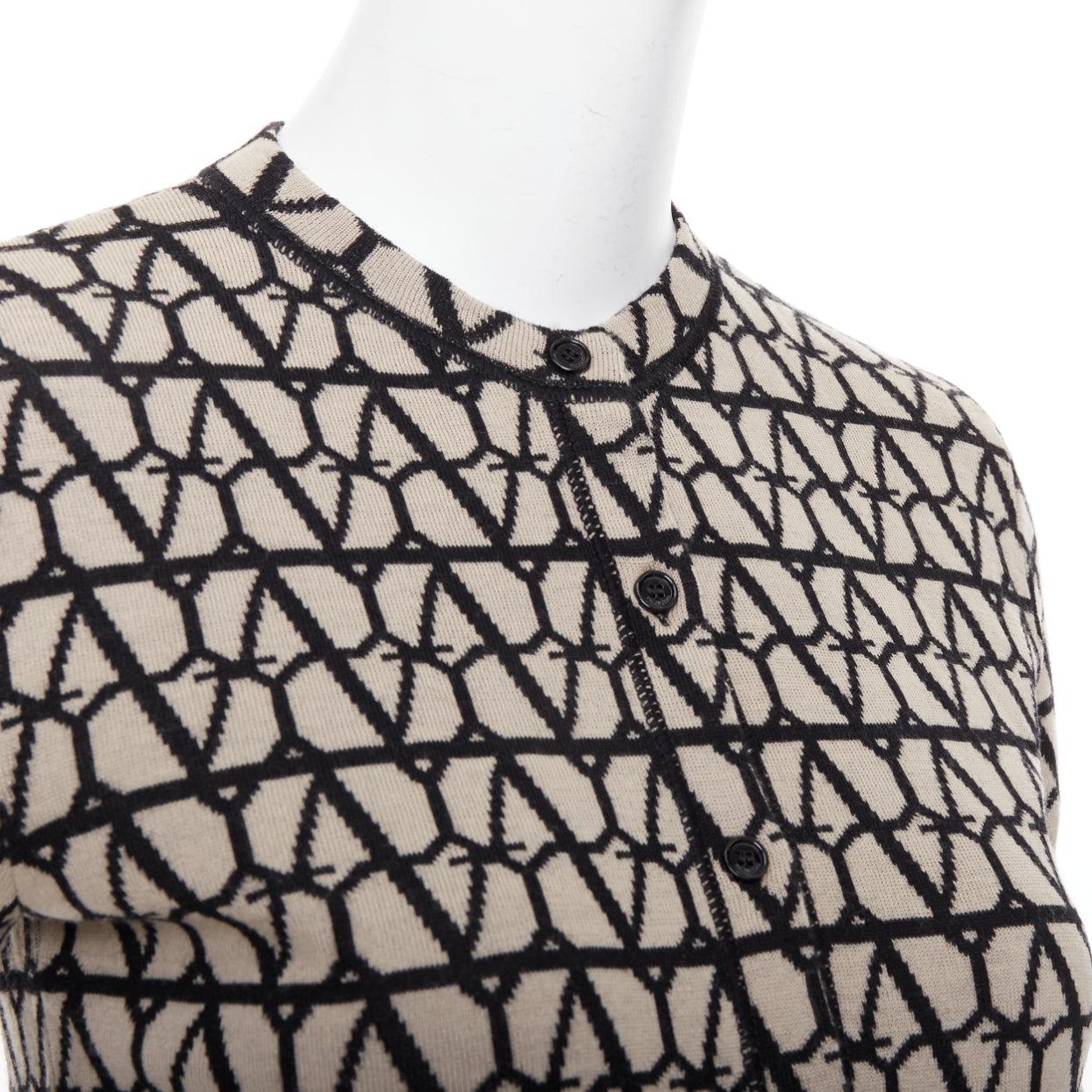 VALENTINO 2023 Toile Iconographe monograma cárdigan cropped lana beige negro S
Referencia: AAWC/A01427
Marca Valentino
Diseñador: Pier Paolo Piccioli
Colección: 2023 Toile Iconographe
Material: Lana virgen
Color: Beige, Negro
Patrón: