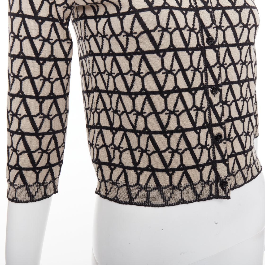 VALENTINO 2023 Toile Iconographe monograma cárdigan cropped lana beige negro S en venta 4
