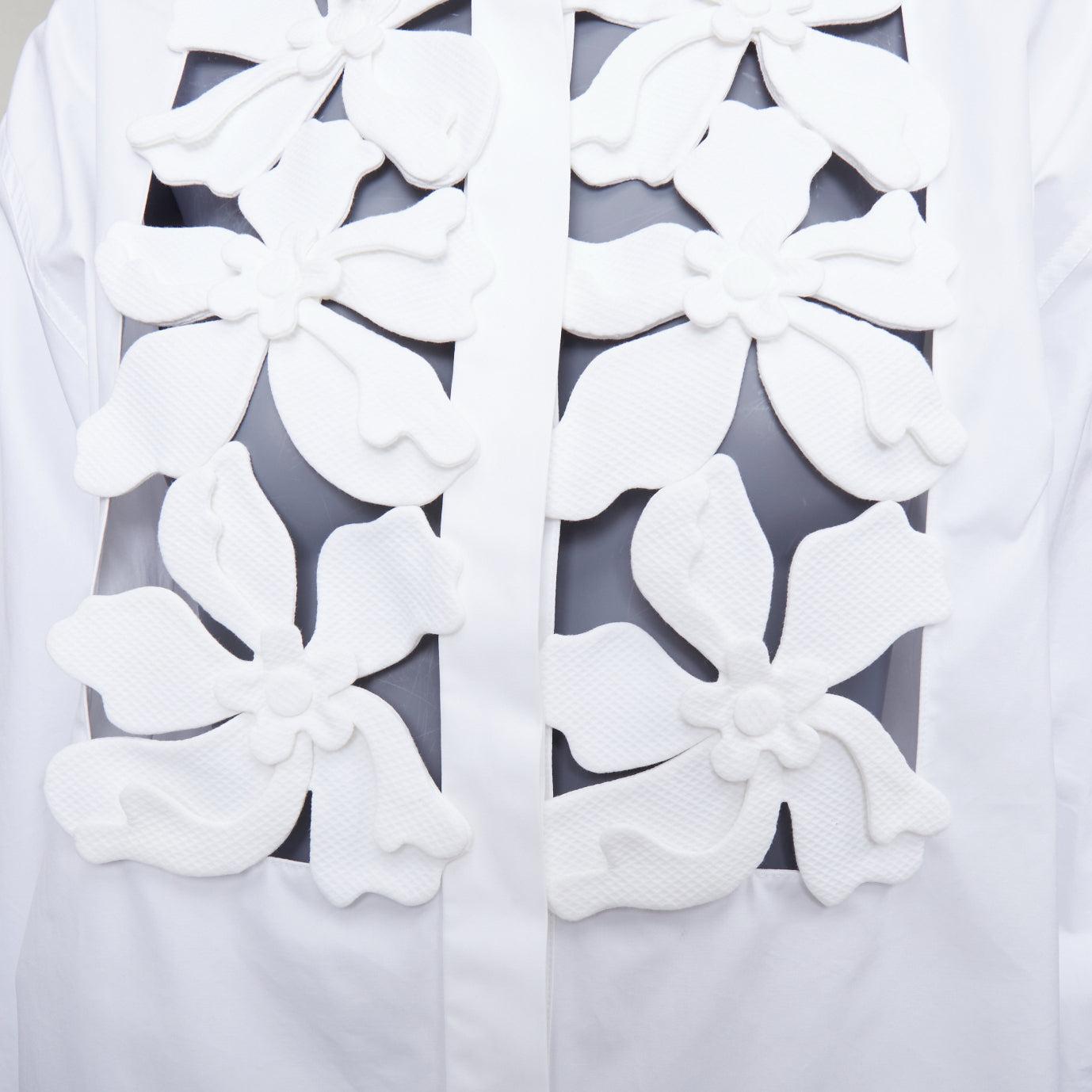 VALENTINO 2023 weiß floral 3D-Applikation ausgeschnitten Lätzchen Kleid Shirt IT36 XXS im Angebot 3