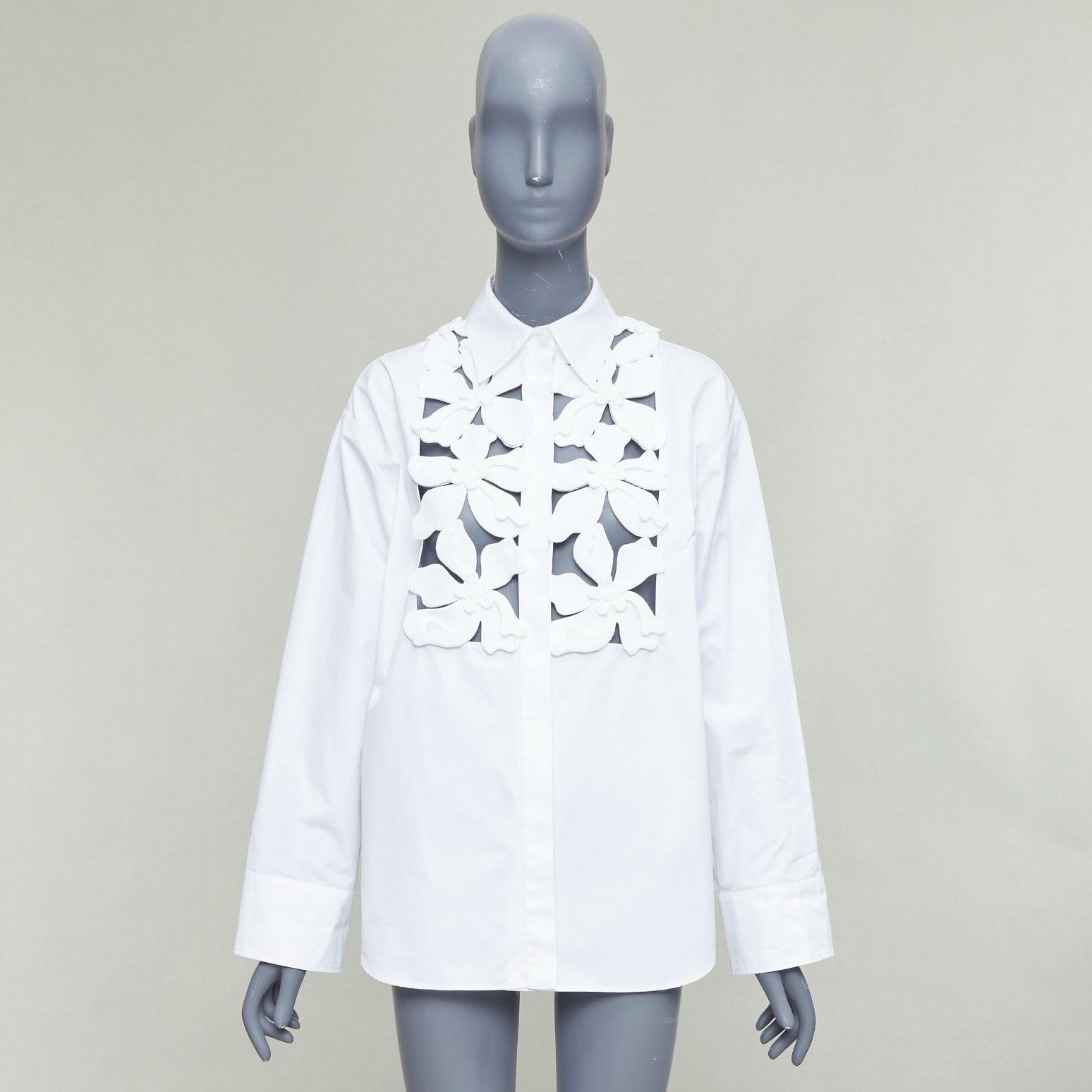 VALENTINO 2023 weiß floral 3D-Applikation ausgeschnitten Lätzchen Kleid Shirt IT36 XXS im Angebot 5