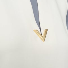 VALENTINO 2023: vestido de cuello abierto de crepé de lana y seda con placa metálica con el logotipo VGOLD, talla IT38 XS