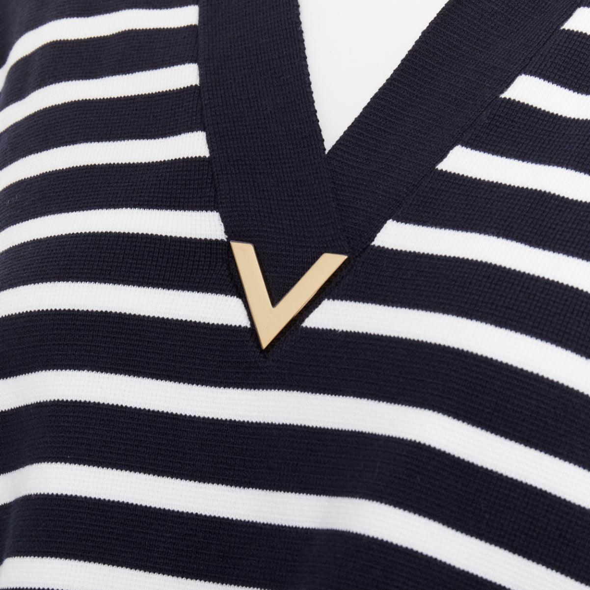 Valentino 2024 VGold navy white striped ostrich feather trim sleeve polo top XS
Riferimento: AAWC/A01413
Marchio: Valentino
Collection'S: 2024 VGOld
Materiale: Cotone, piuma
Colore: Nero, Bianco
Modello: A righe
Chiusura: Pullover
Dettagli extra: