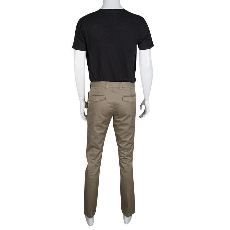 Get a sophisticated and urbane look with these khaki pants from Valentino 21. They are tailored with lightweight cotton in a straight fit. These crisp formal pants are further detailed with gold-tone rockstuds on the sides as a testimony to the