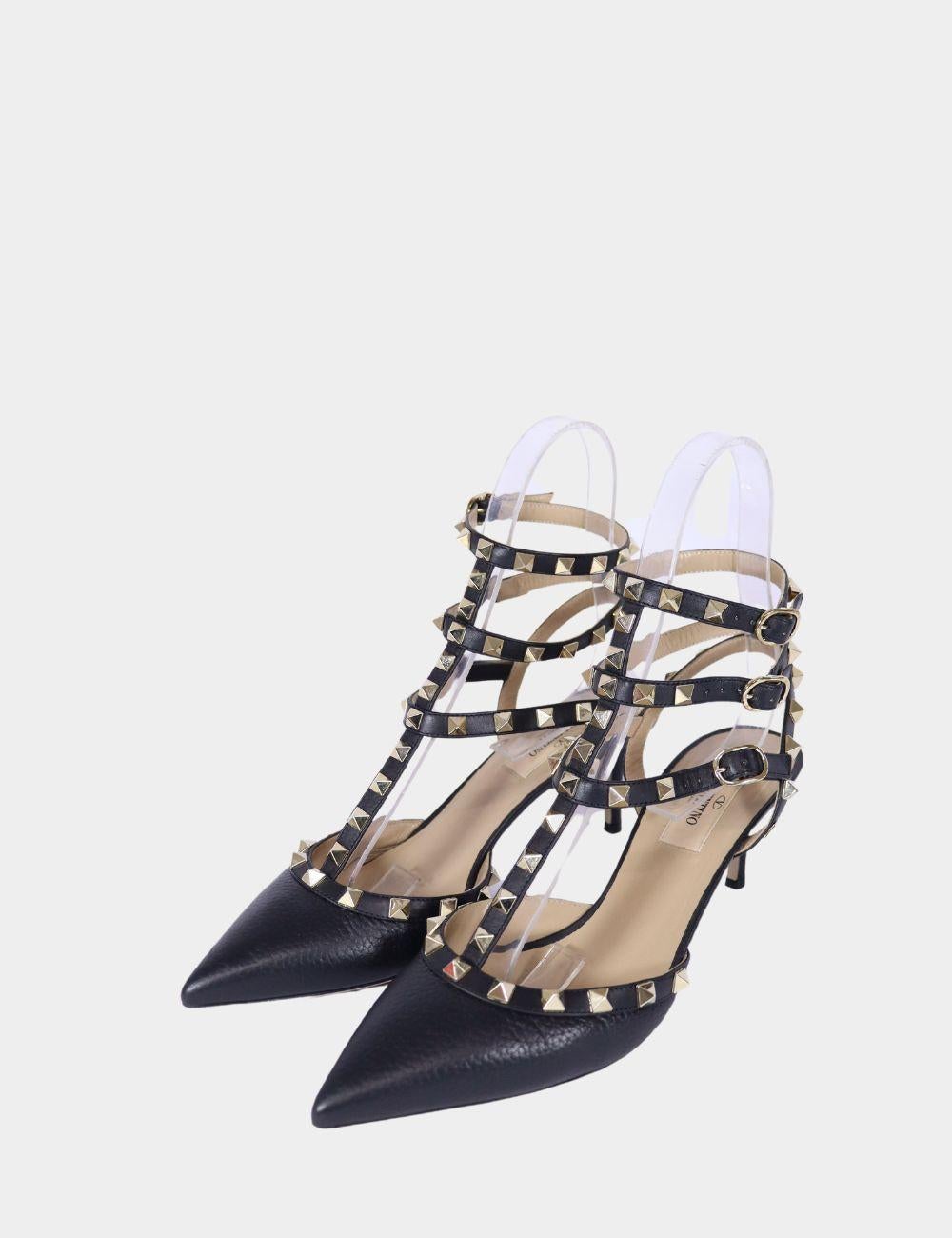 Valentino 65mm Leather Rockstud Pumps, Features Pointed Toe , leather-lined interior, stiletto heels and signature Valentino's studs.

Material: Leather
Size: EU 38.5
Heel Height: 6.5cm
Overall Condition: Excellent
Interior Condition: Signs of