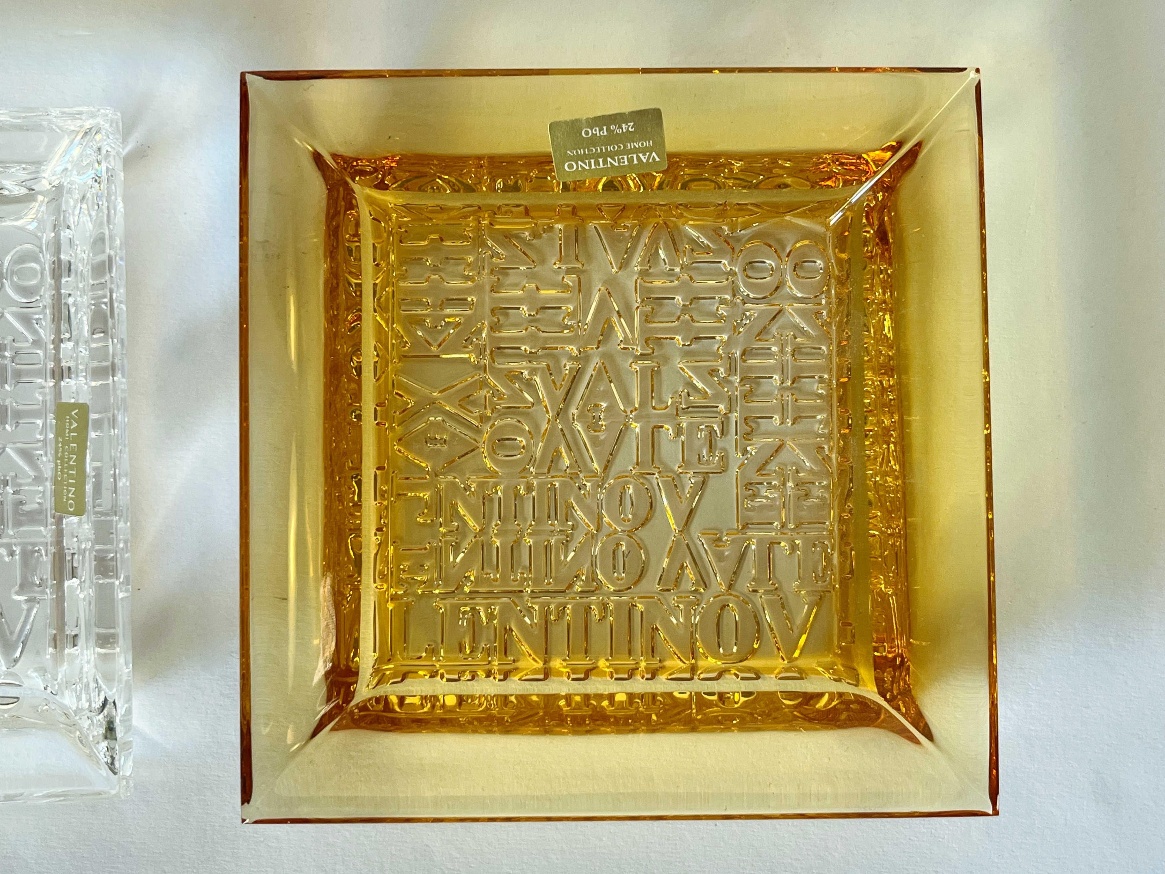 Valentino Home Bernsteinfarbenes viereckiges Bleiglas-Kristallvideotäschchen, Kleingeldschale, Taschenentleerer oder Aschenbecher / hergestellt in Italien
Original Label auf dem Glas / kommt im Originalkarton
Breite 5 Zoll, Höhe 1 Zoll
1 verfügbar
