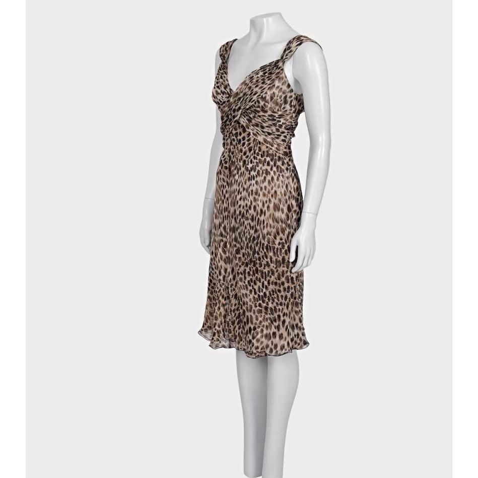 Élevez votre garde-robe avec cette superbe robe en soie Valentino ! Dotée d'un imprimé animalier audacieux, cette robe ne manquera pas de faire tourner les têtes. 

Taille : UK10 / M (conforme à la taille de la marque)

MATERIAL : 100%