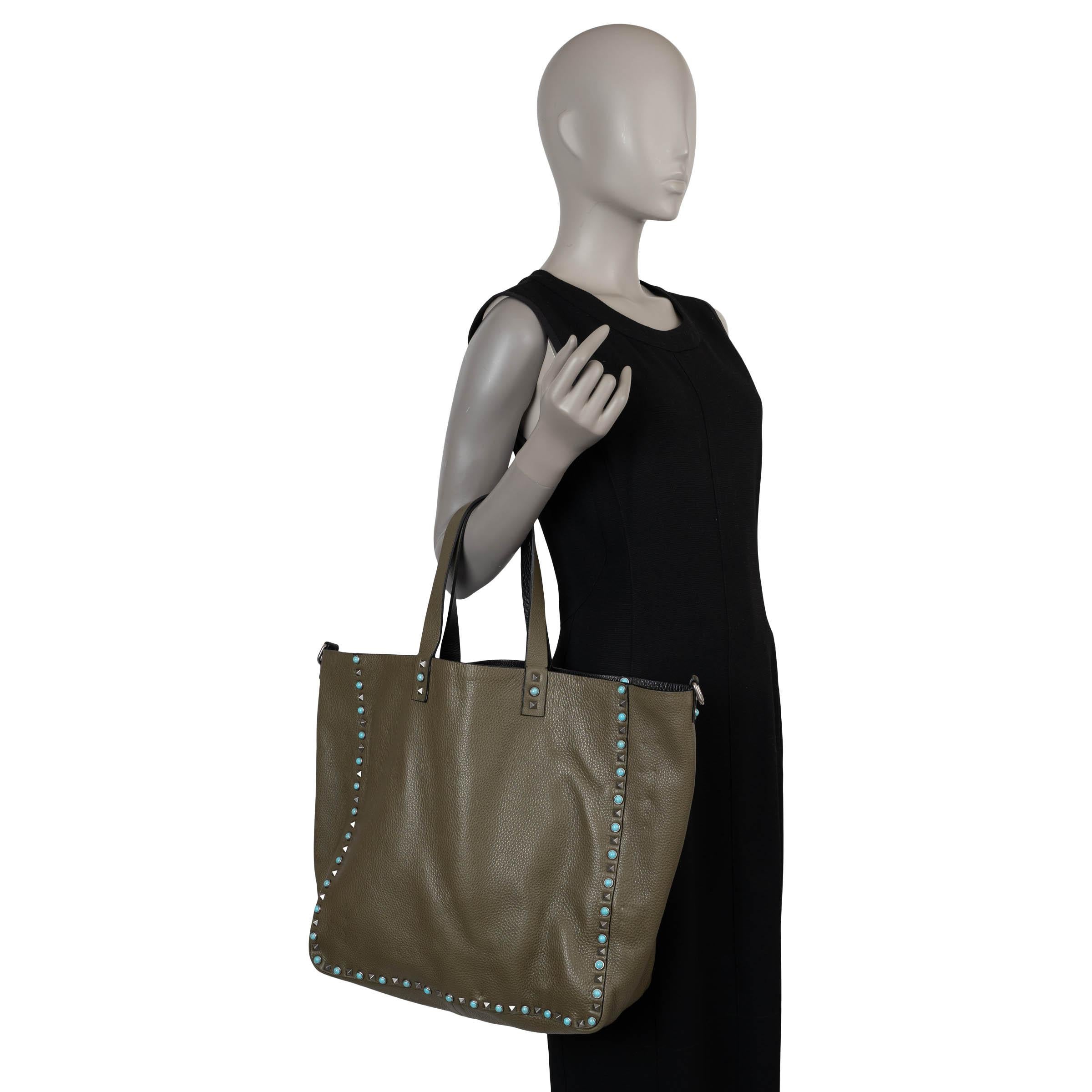 VALENTINO Armee & Schwarze & schwarze Leder Wendbare ROCKSTUD ROLLING MEDIUM Tote Bag im Angebot 9