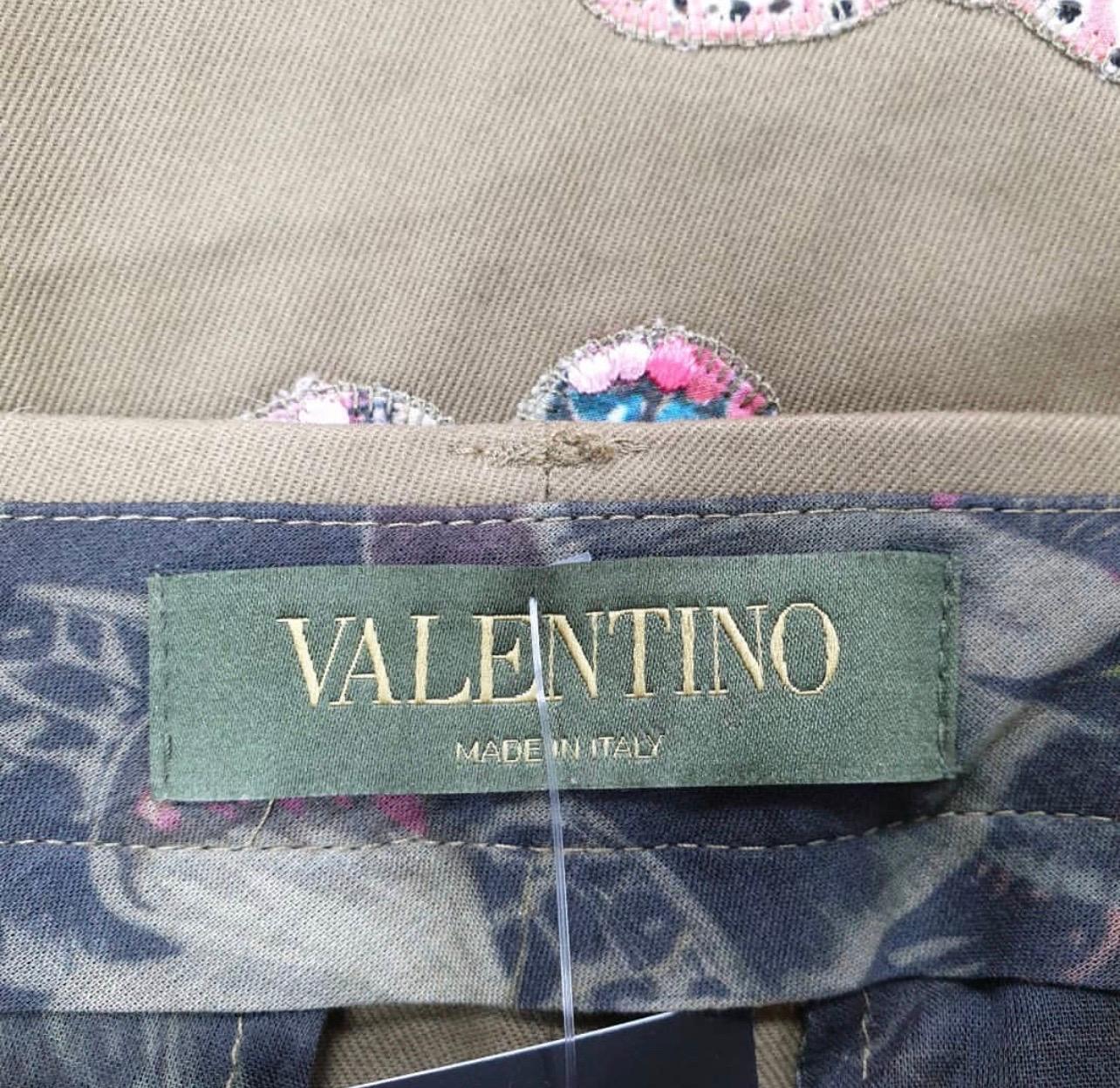 Valentino, army green midi  skirt with zipper.
Hand-embroidered butterfly fantasy.
size 38.
Waist-36 cm
Hips-47 cm
Condition is very good.