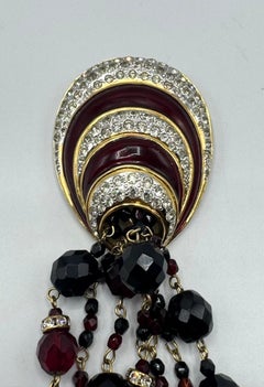 Valentino Art-Déco-Anstecknadel mit Kuppelquaste aus burgunderrotem Kristall, Emaille und Strass