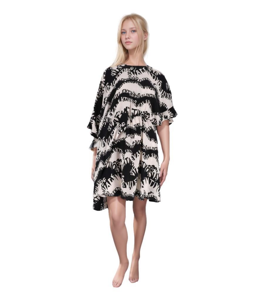 Vestido asimétrico de seda con logo Valentino

Vestido con estampado abstracto en blanco y negro con la inscripción 