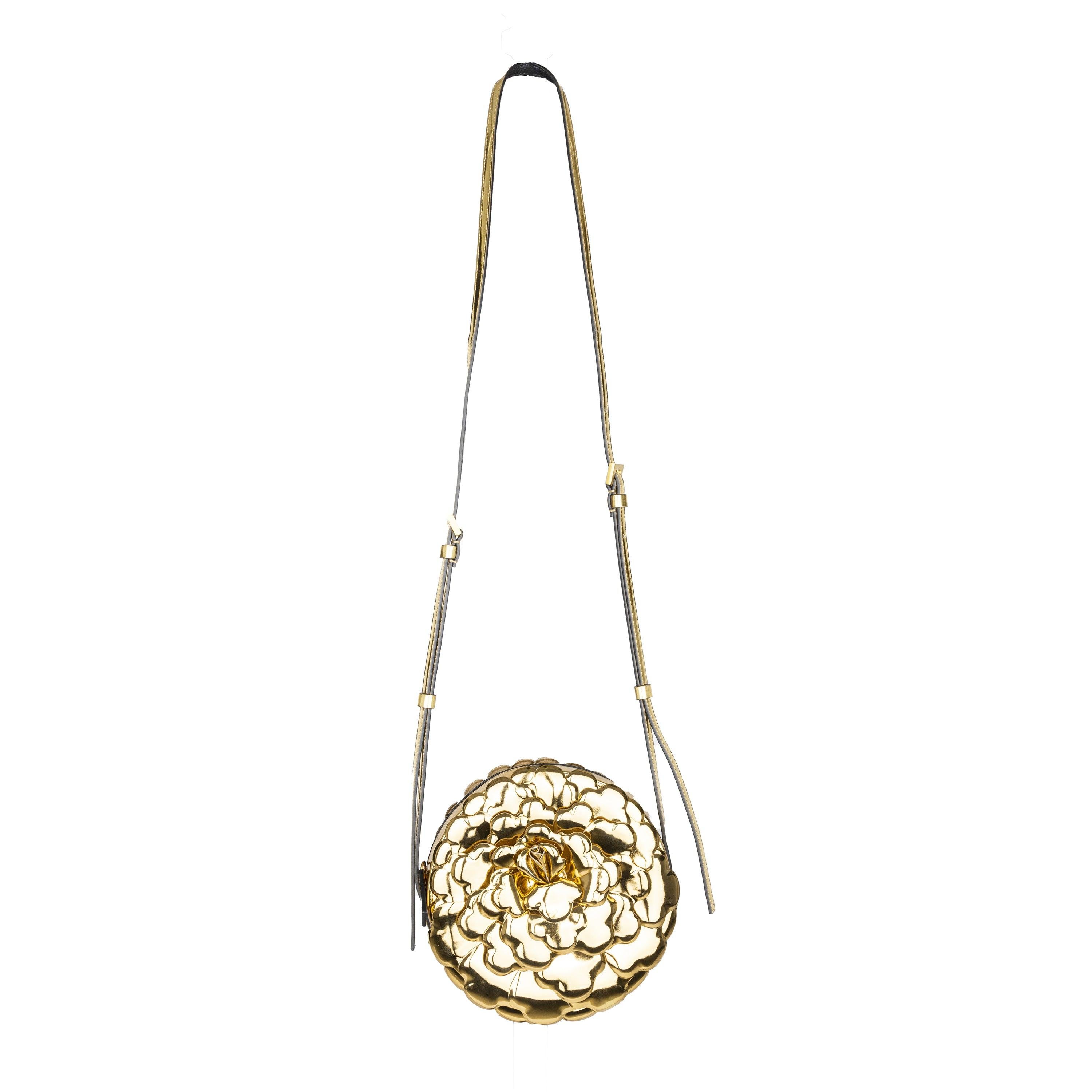 Presentamos el Bolso Crossbody Valentino Atelier 03 Edición Rosa. Confeccionado en piel de ternero con detalles de pétalos de rosa en 3D, este bolso presenta una silueta redondeada y herrajes dorados. La correa ajustable y el cierre de cremallera