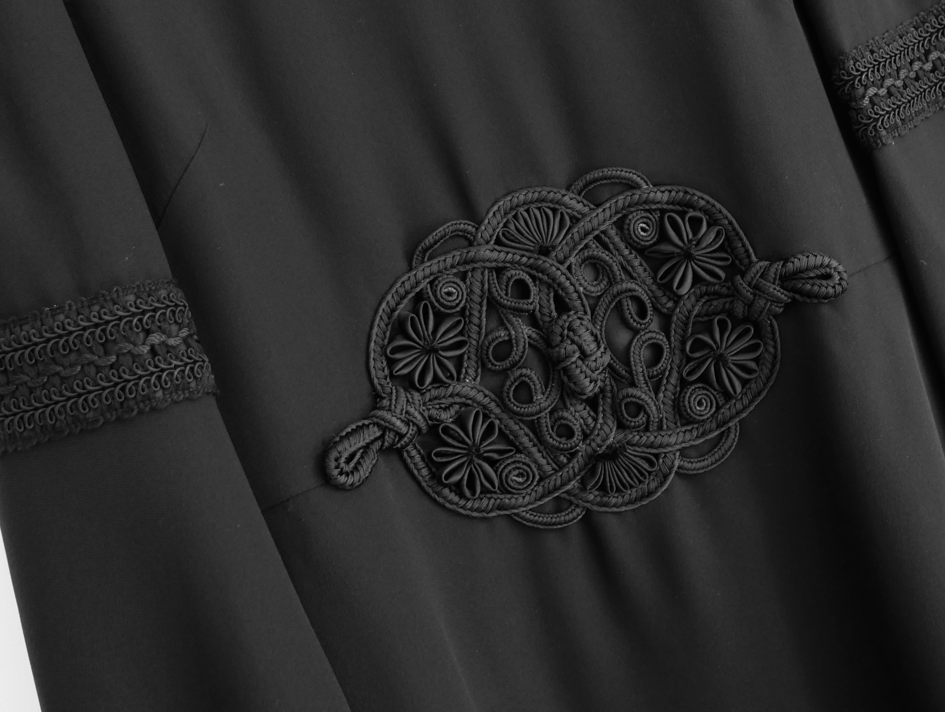 Oscuro y chic vestido negro de archivo Valentino de la colección Otoño 2012 - look 27 en la pasarela. Comprada por 2750 £ y usada una vez. Confeccionada en crepé de seda negro liso con preciosos y pesados adornos bordados de inspiración rusa. Tiene