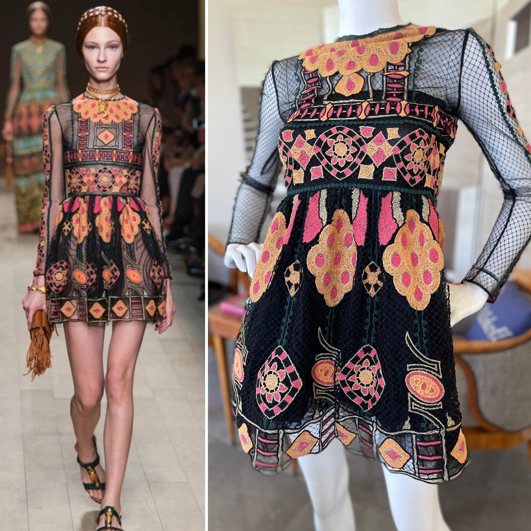 Valentino Aztec Opulence Collection Embellished Mini Dress.
This is so pretty, but runs very small for it's size, so please refer to measurements.
Size 40
Bust 31