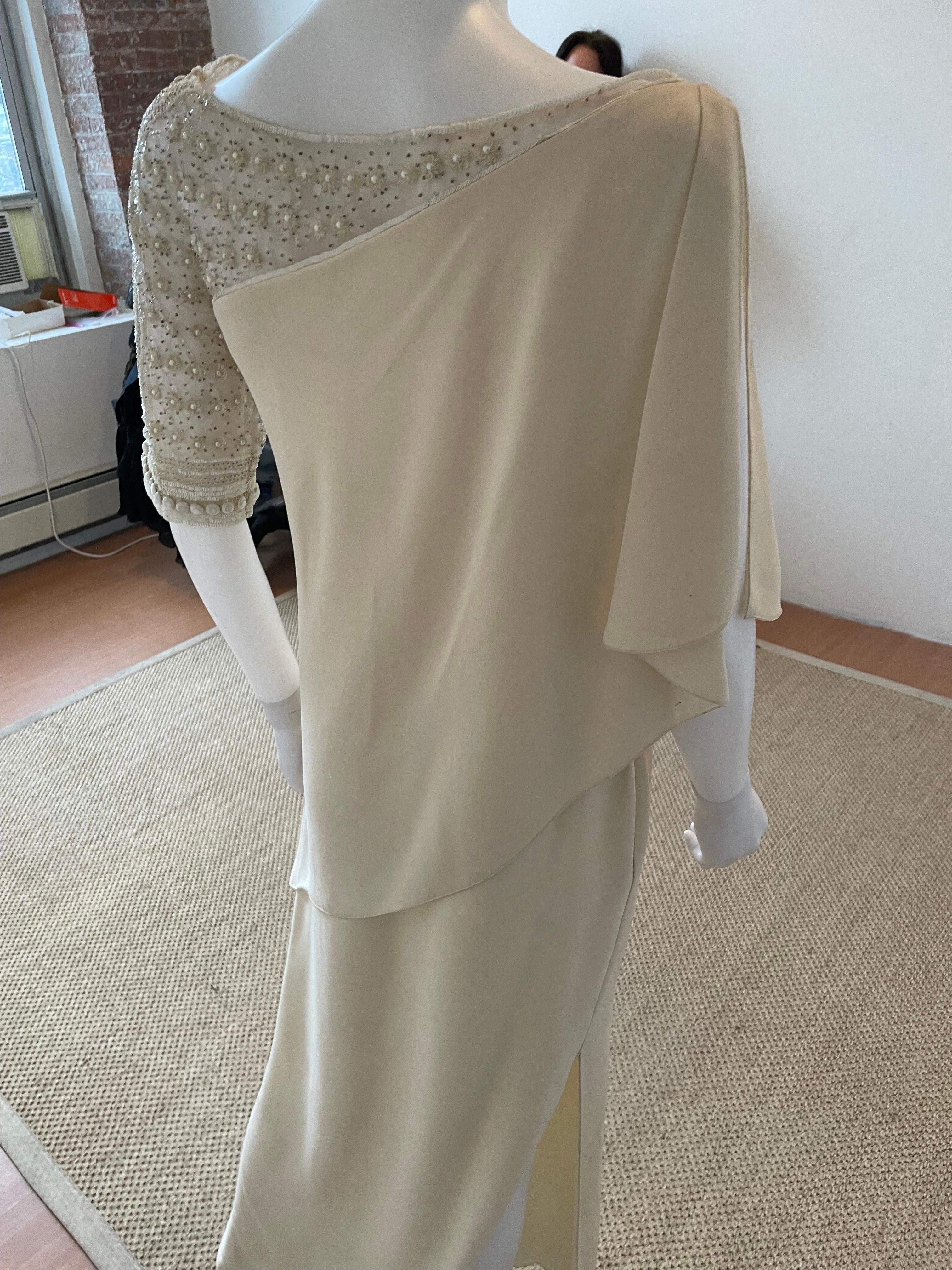 Valentino off white, perlenbesetztes, drapiertes Laufstegkleid, getragen von Prinzessin Marie-Chantal von Griechenland anlässlich der Feierlichkeiten zum 45-jährigen Bestehen von Valentino in Rom 2007.  Dieses klassisch schlichte Kleid hat ein