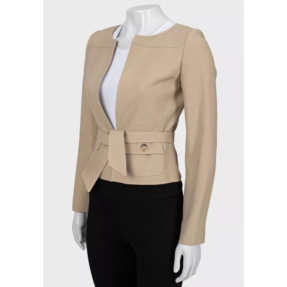 Élevez votre garde-robe avec cette élégante veste Valentino dans un ton beige doux. Cette veste de tailleur présente une silhouette ajustée flatteuse et une fermeture à crochet, parfaite pour accentuer votre style. La veste est accompagnée d'une