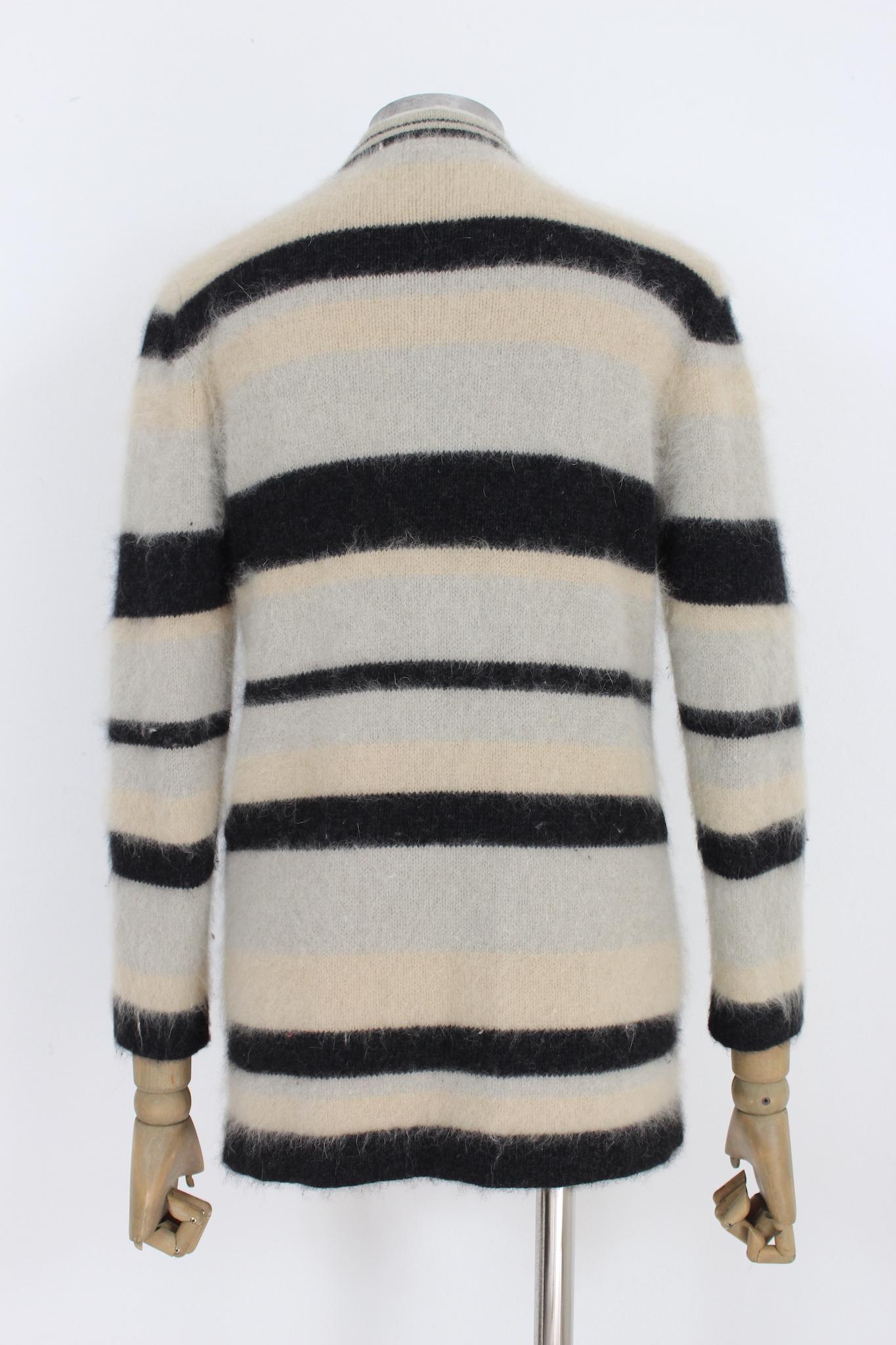 Valentino Vintage 90er Jahre weiche Wolle Pullover Jacke. Beige und schwarz gestreifte Strickjacke, an den Hüften befinden sich Schlaufen, um einen Gürtel anlegen zu können. Stoff aus Angora und Wolle. Hergestellt in Italien.

Größe: 42 It 8 Us 10