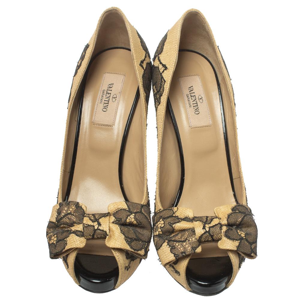 Elegance and feminine grace are what these Valentino pumps are all about! The beauties are raffia and adorned with precisely-cut floral lace and feature a peep-toe silhouette. They flaunt stylish bows on the vamps that make the pair look gorgeous.