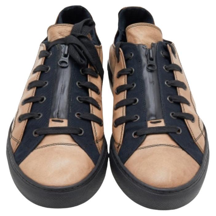 Présentées dans une silhouette low-top classique, ces baskets Valentino sont une combinaison parfaite de luxe, de confort et de style. Ils sont fabriqués en toile et en cuir dans les tons beige et noir. Ces baskets sont conçues avec des détails de