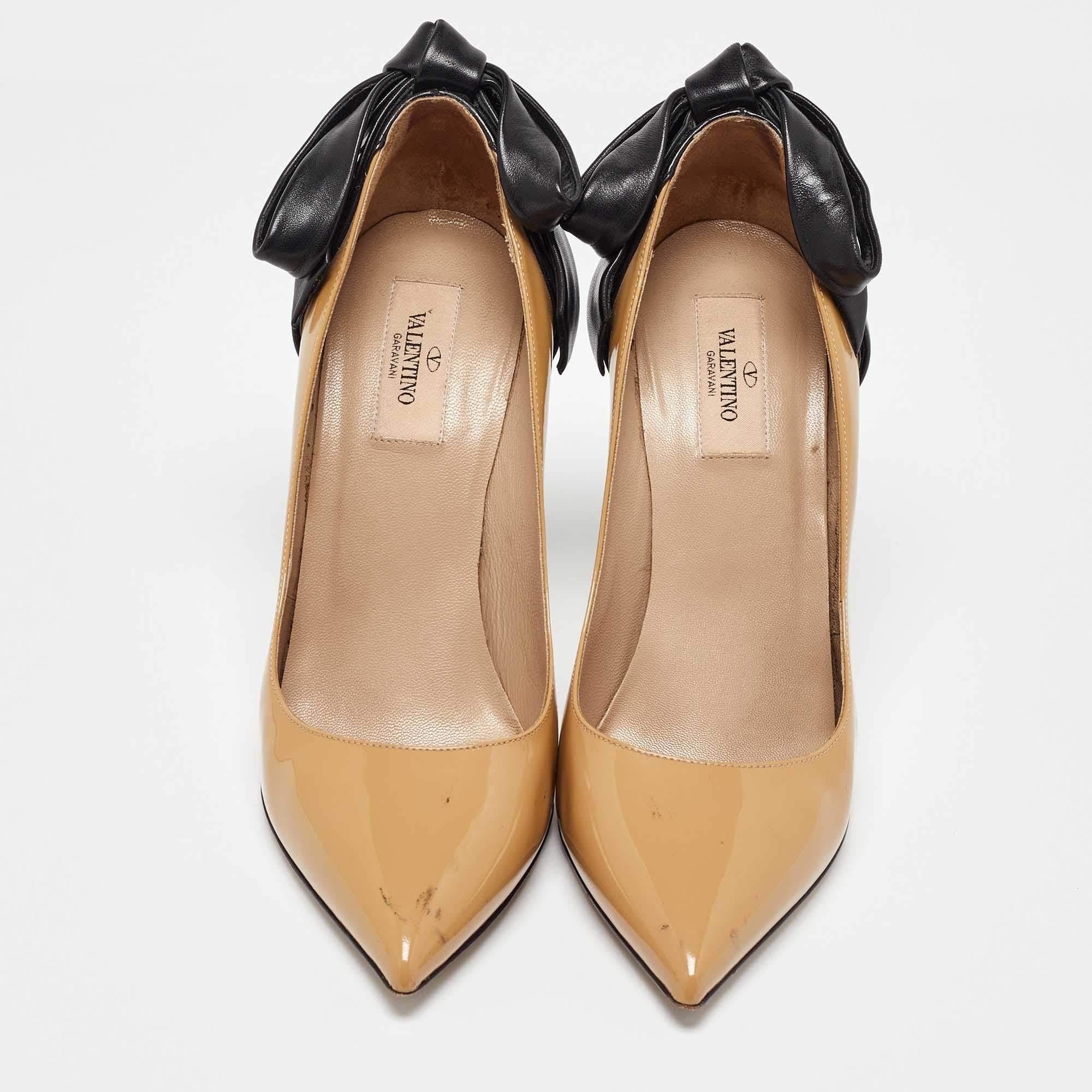 Marrone Valentino Beige/Nero in pelle e vernice con fiocco a punta misura 38,5 in vendita