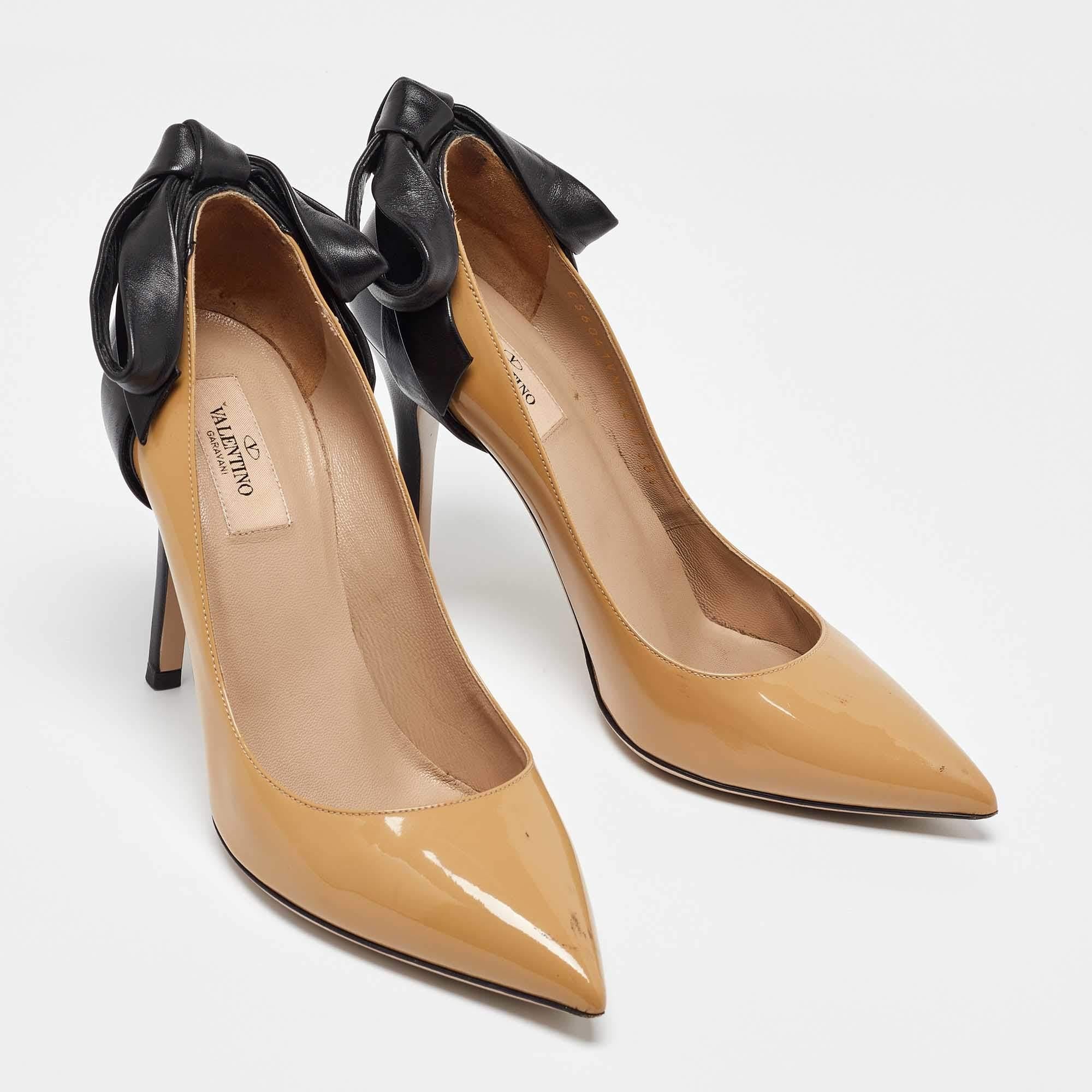 Valentino Beige/Nero in pelle e vernice con fiocco a punta misura 38,5 In condizioni discrete in vendita a Dubai, Al Qouz 2