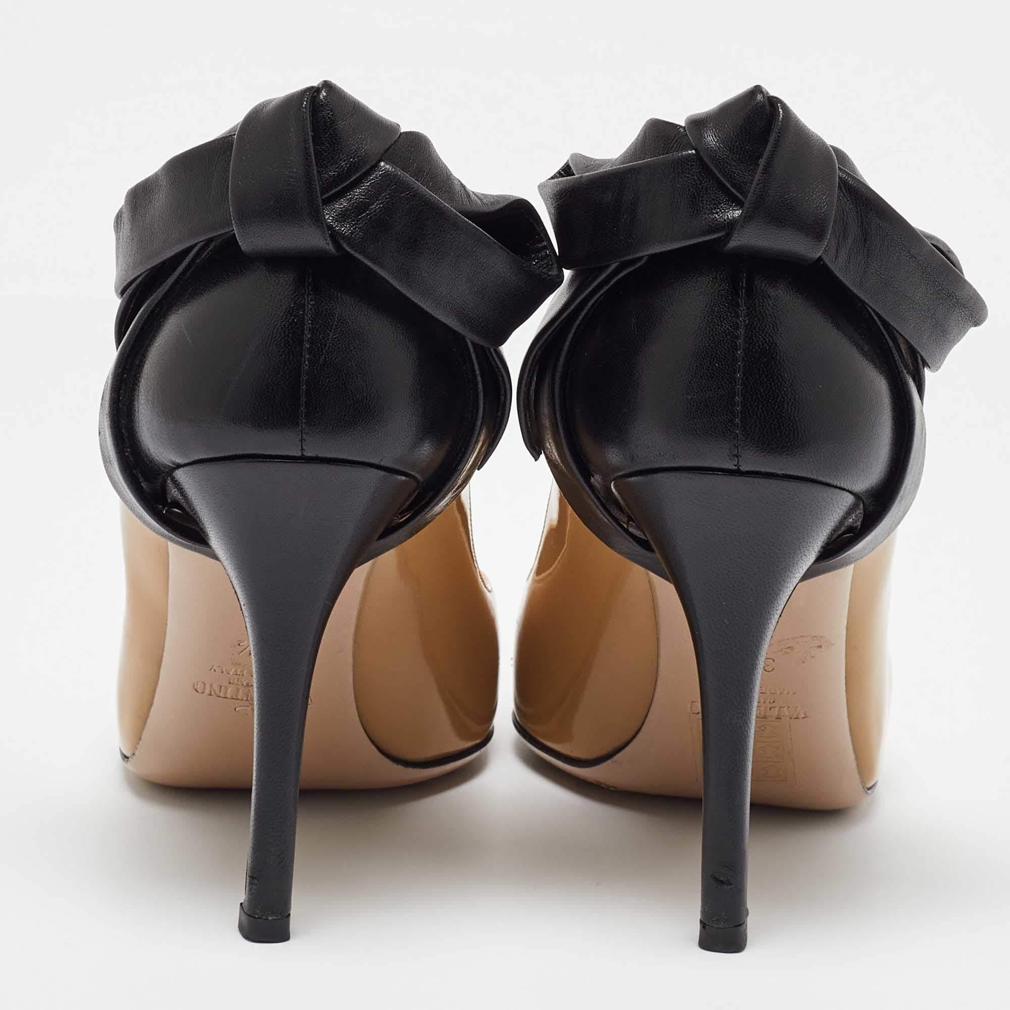 Donna Valentino Beige/Nero in pelle e vernice con fiocco a punta misura 38,5 in vendita