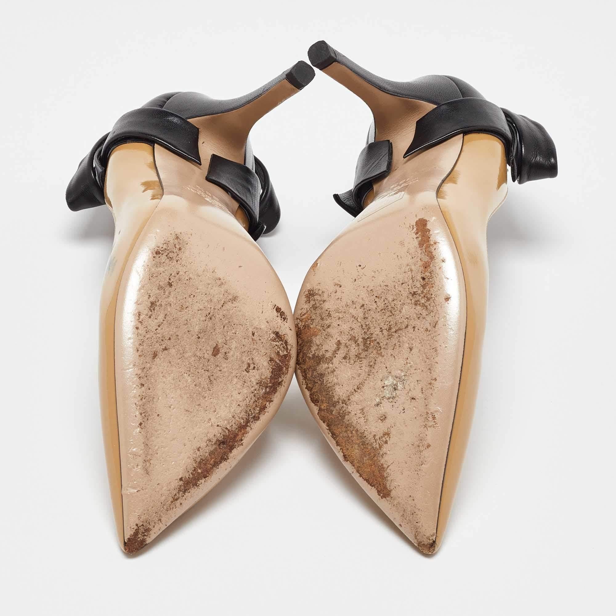 Valentino Beige/Nero in pelle e vernice con fiocco a punta misura 38,5 in vendita 1