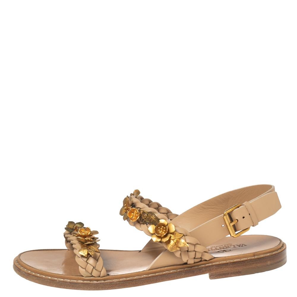 Chic and charming, these flat sandals from the House of Valentino will definitely make you look lovelier than ever! They have been crafted using beige braided leather, with floral applique embellishments highlighting their upper. They flaunt