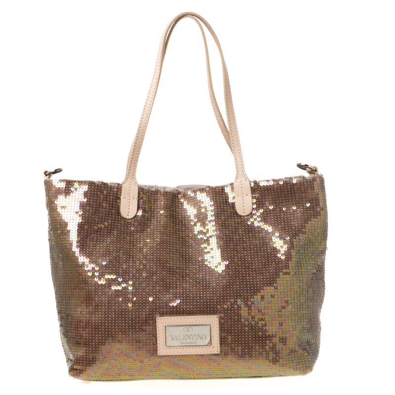 Set in a contemporary design and style, this gorgeous Petale tote from Valentino is absolutely mesmerising. It is crafted from sequins and features a beautiful rose petal design at the front. It flaunts dual leather handle straps, a silver-tone