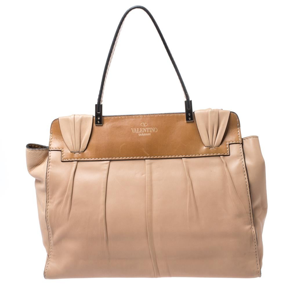 This polished Aphrodite Bow bag by Valentino will surely meet all your expectations. Crafted beautifully, it comes in lovely shades of brown & beige and is accented with a notable bow at the front. Crafted from leather into an elegant design, it is